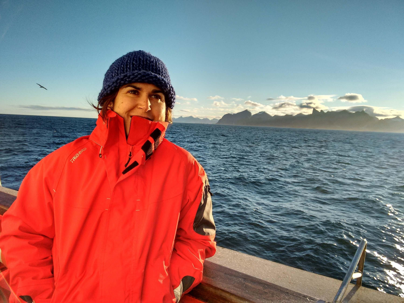 La oceanógrafa Patricia Zunino con Groenlandia al fondo.