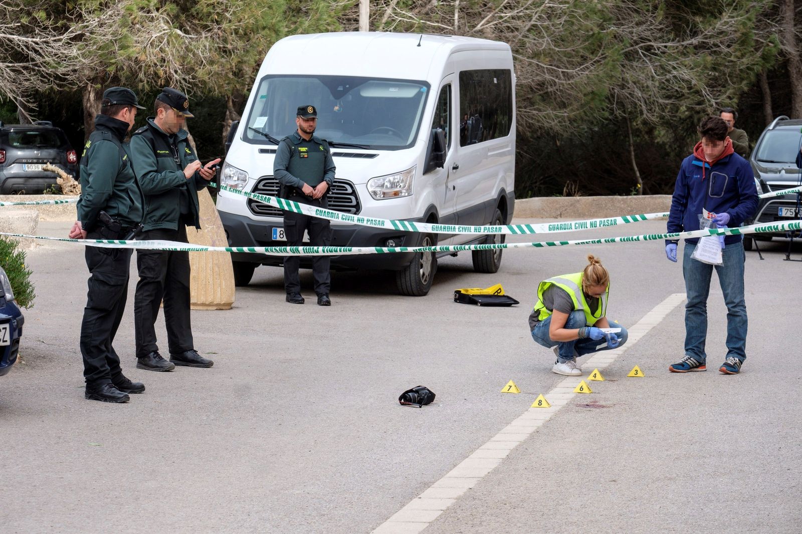 Agentes de la Guardia Civil inspeccionan la calle donde la joven asesinó a su pareja en Ibiza.