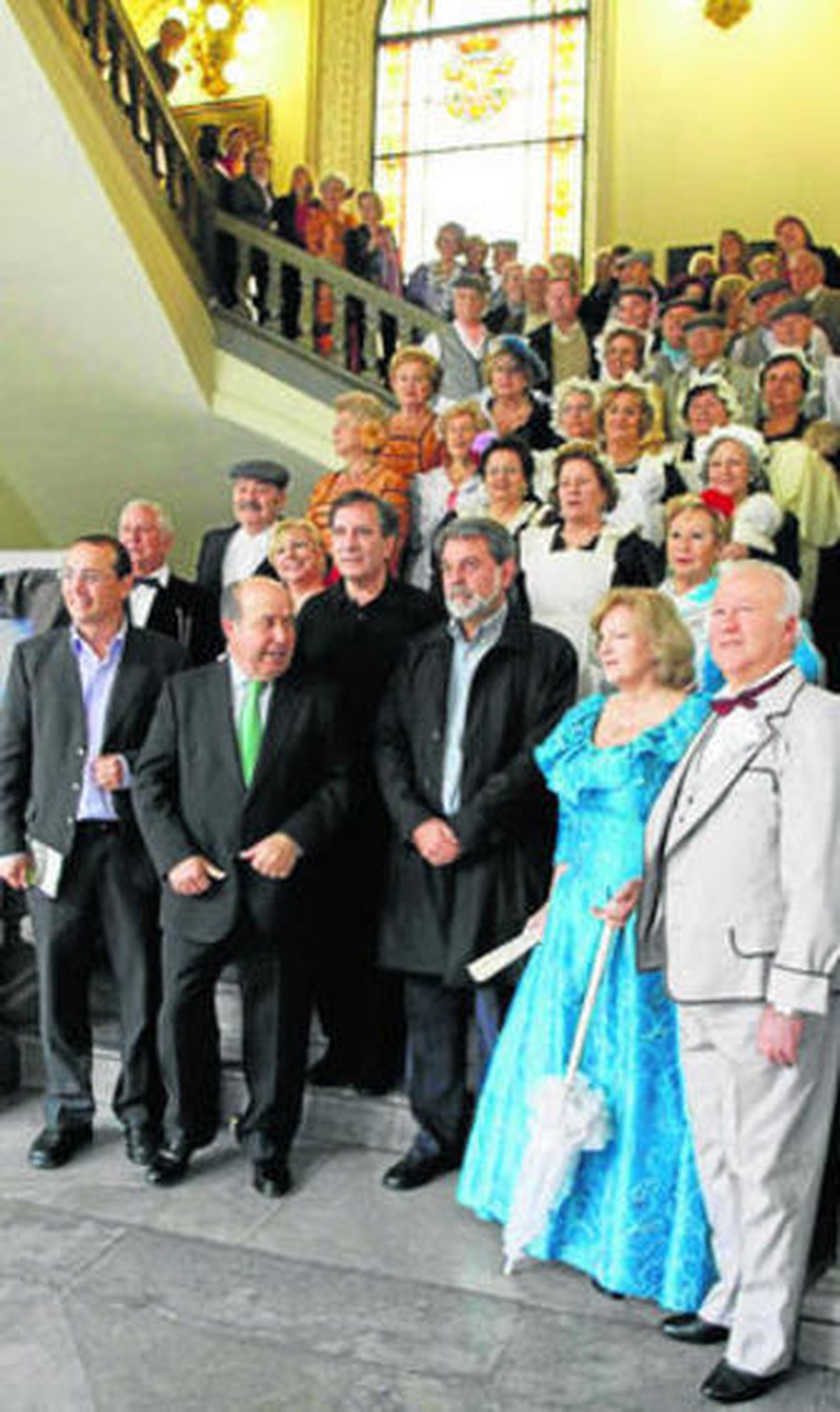 1. El alcalde, José Torres Hurtado, junto a Fernado Egea, Gerardo Ruano y gran parte del reparto de la obra, ataviado para lucirse en el conocido como género chico. 2. Demostración de algunos de los miembros del reparto en el salon de plenos. / Miguel Rodríguez