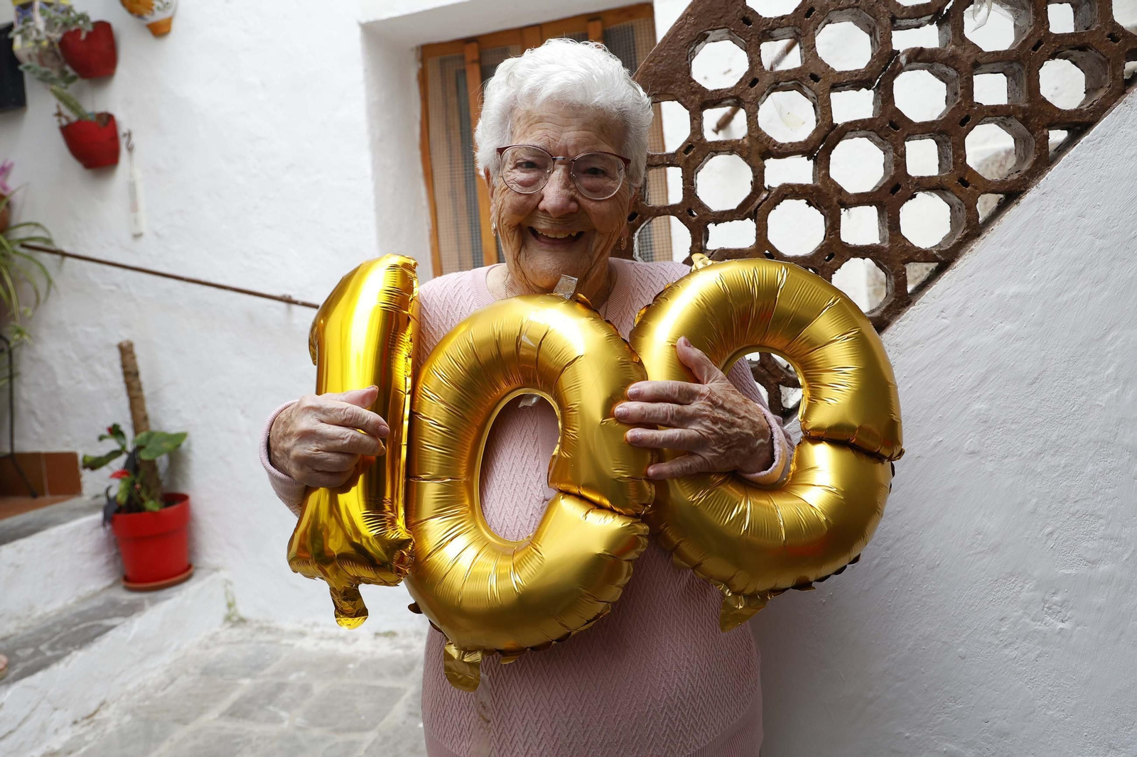 La vecina de Tarifa Juana Medero cumple 100 años rodeada de su familia