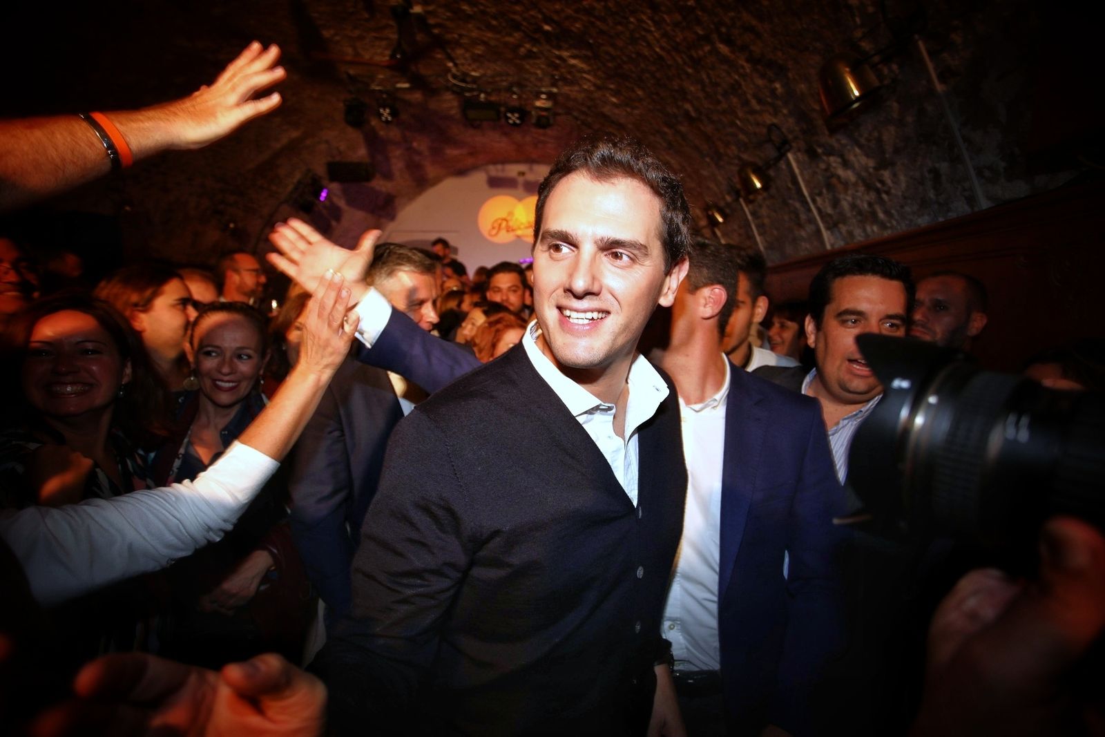 Albert Rivera, este jueves saludando a los simpatizantes de Ciudadanos a su llegada al acto de inicio de campaña de su partido en Cádiz.