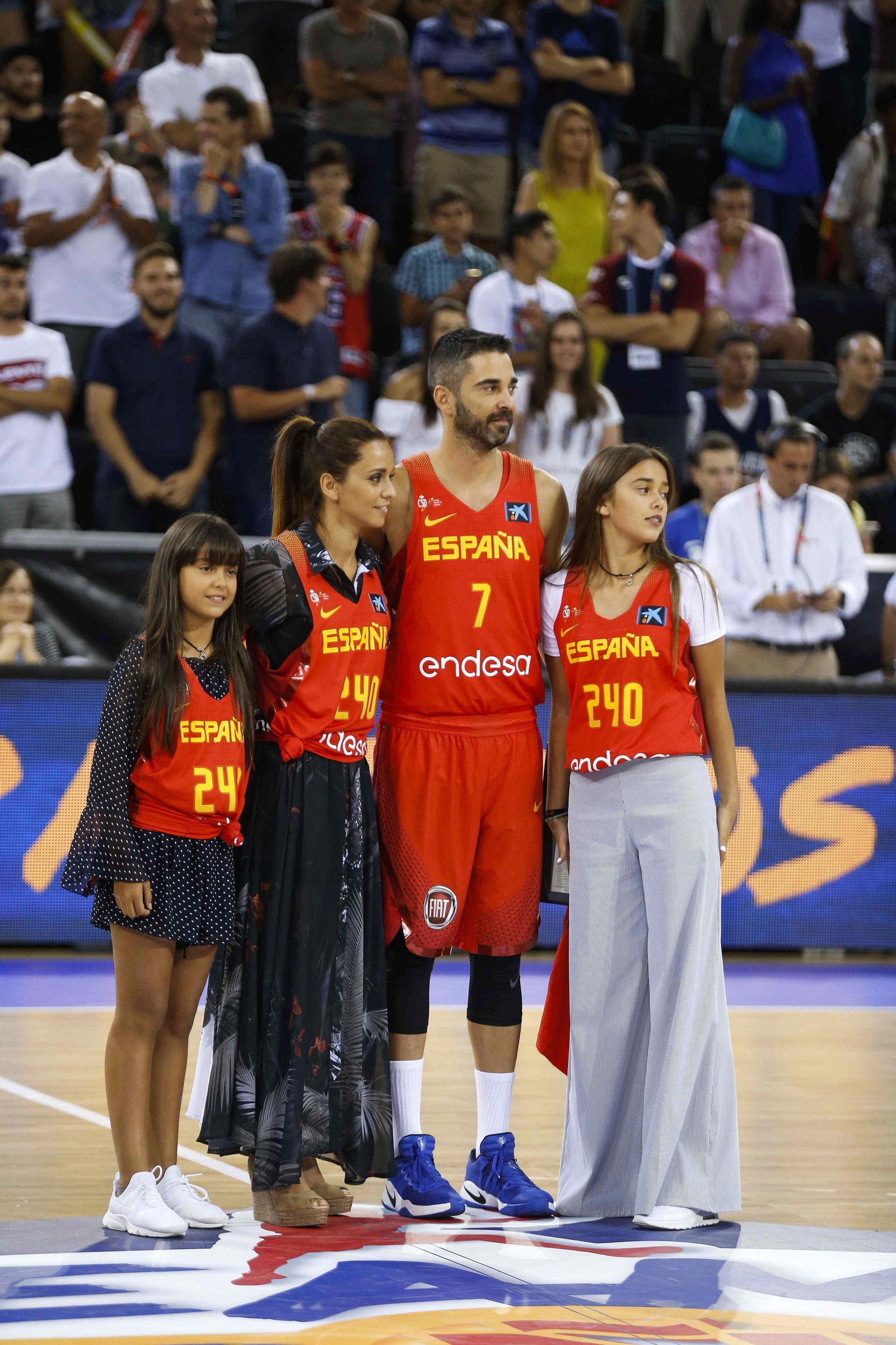 Juan Carlos Navarro, con su mujer e hijas, durante el homenaje.