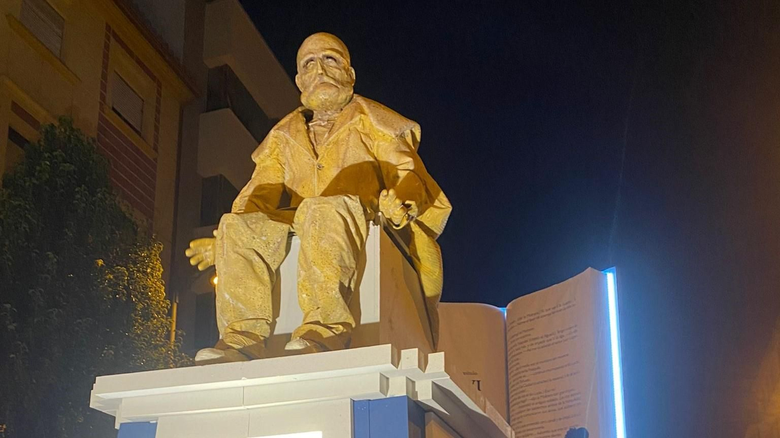 Pedro Antonio de Alarcón, presidiendo una de las carrozas del desfile.