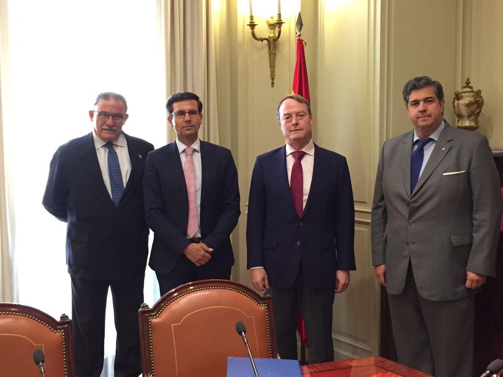 La delegación granadina, con el magistrado Martínez Tristán.