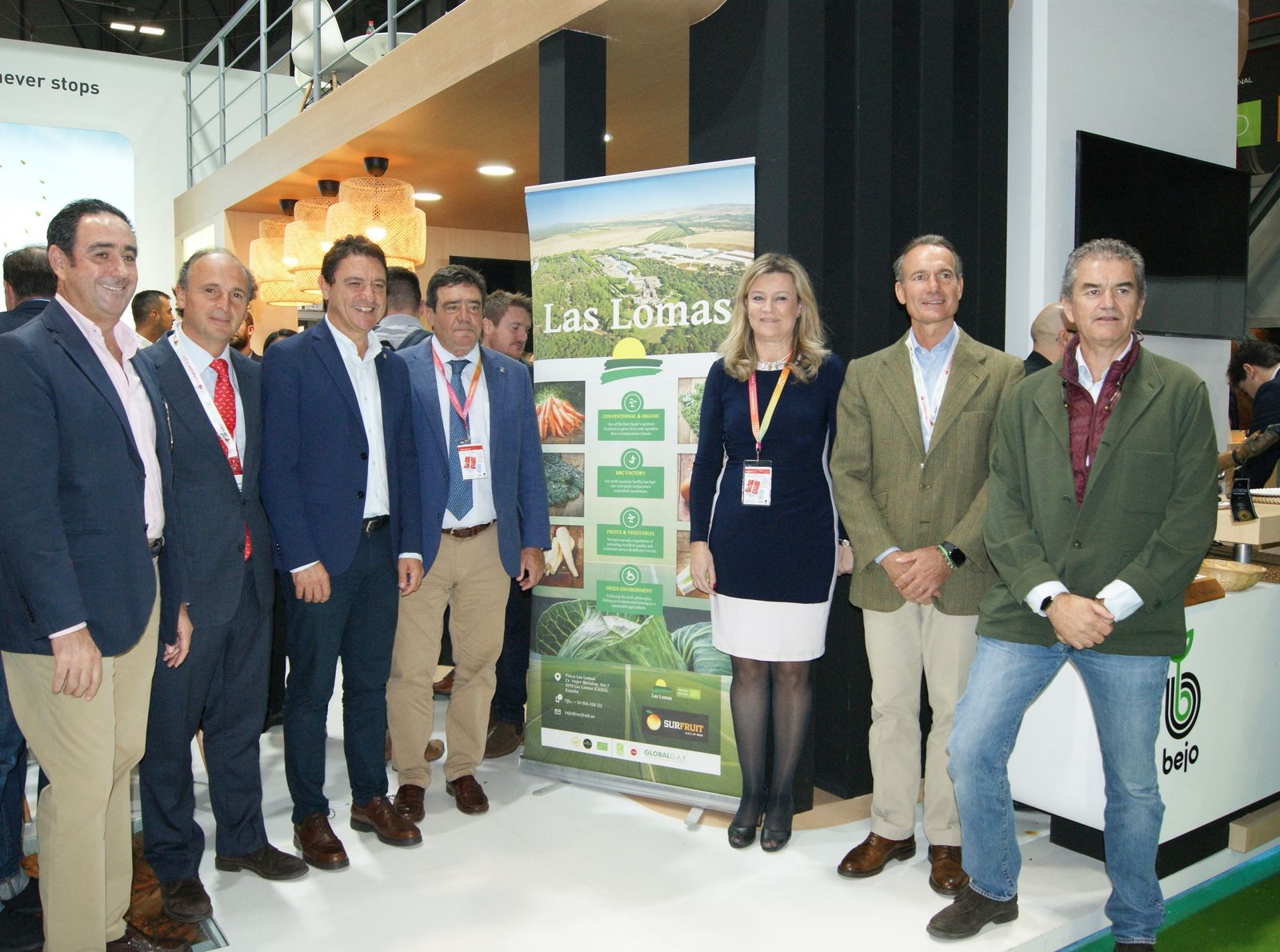 Representantes de Las Lomas junto al stand instalado en la feria hortofrutícola.