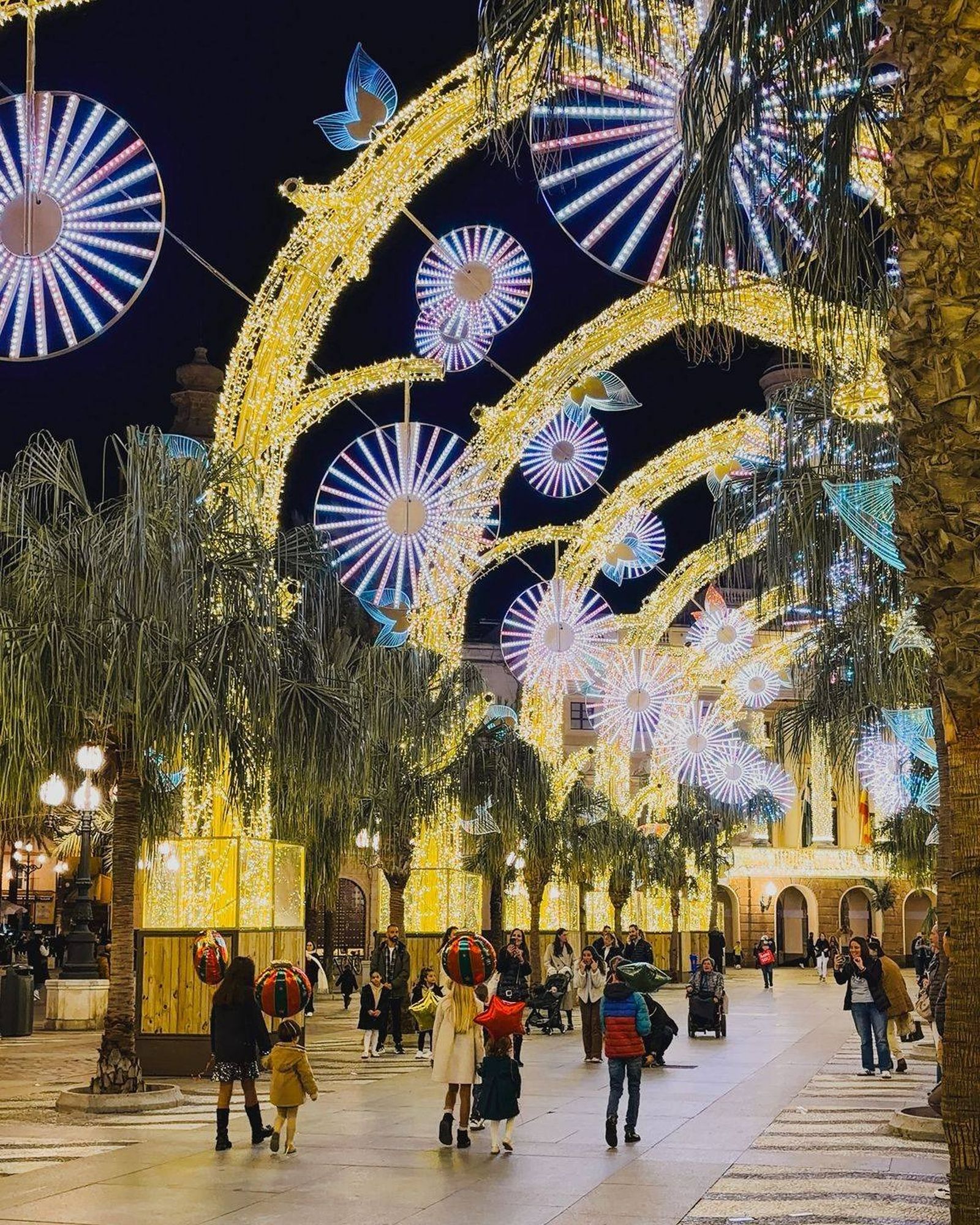 La plaza de San Juan de Dios, iluminada por Navidad.