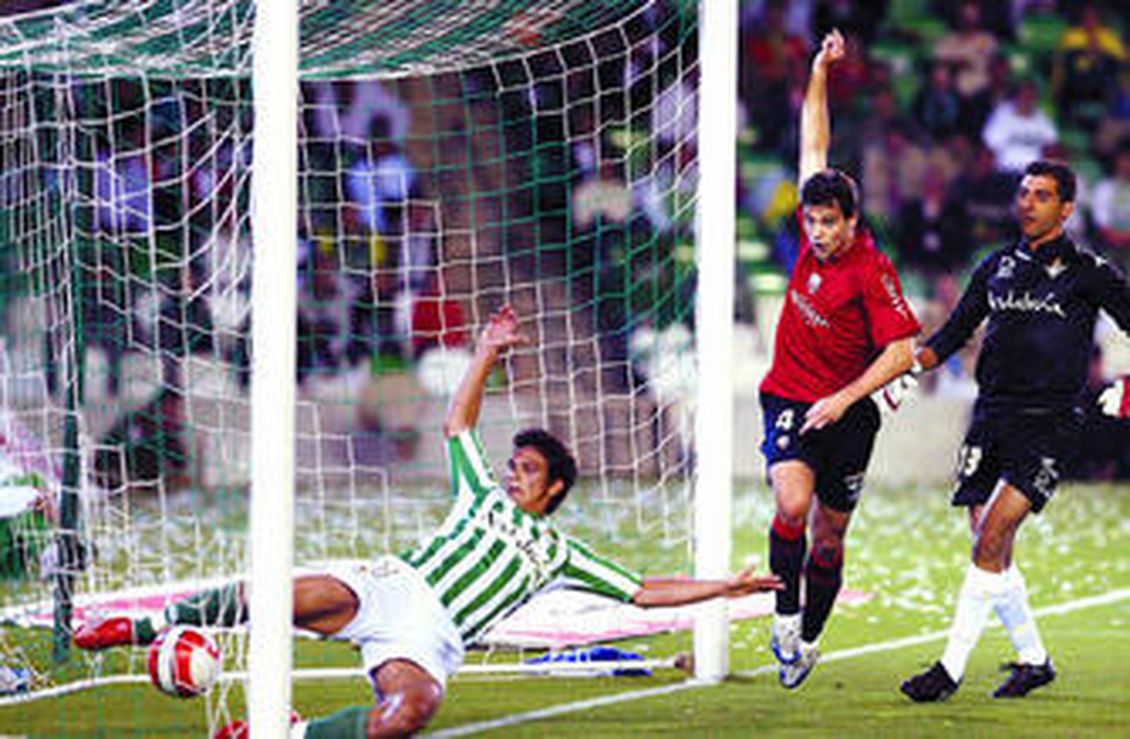 Mark González no puede salvar el gol de Flaño, en el último Betis-Osasuna.