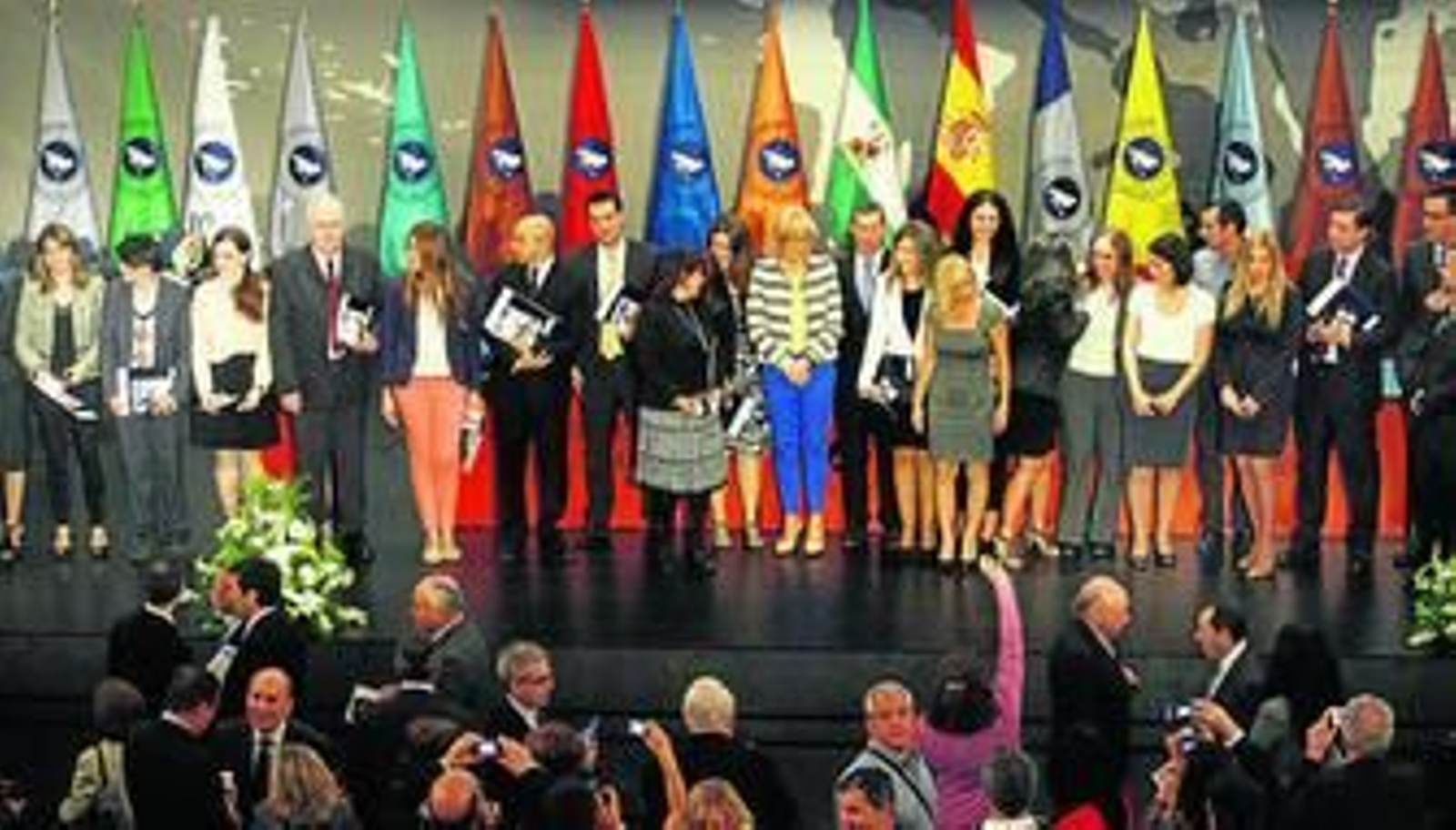 La rectora, ayer, con los premiados.