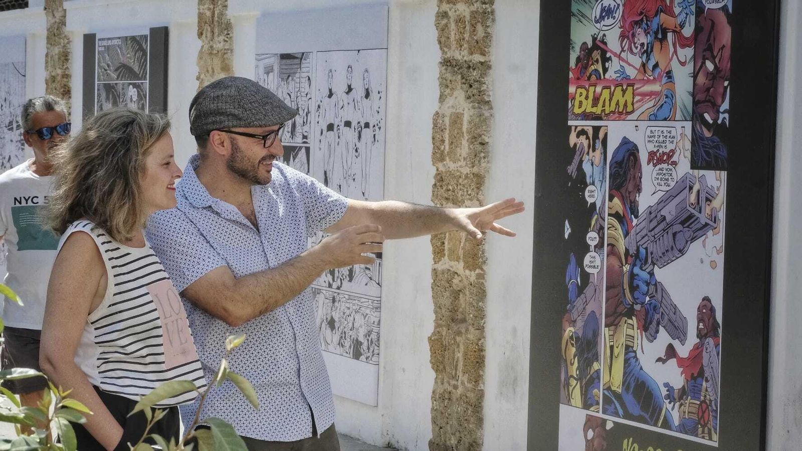 Alejandro Luque explica a la concejala Maite González uno de los dibujos de Carlos Pacheco.