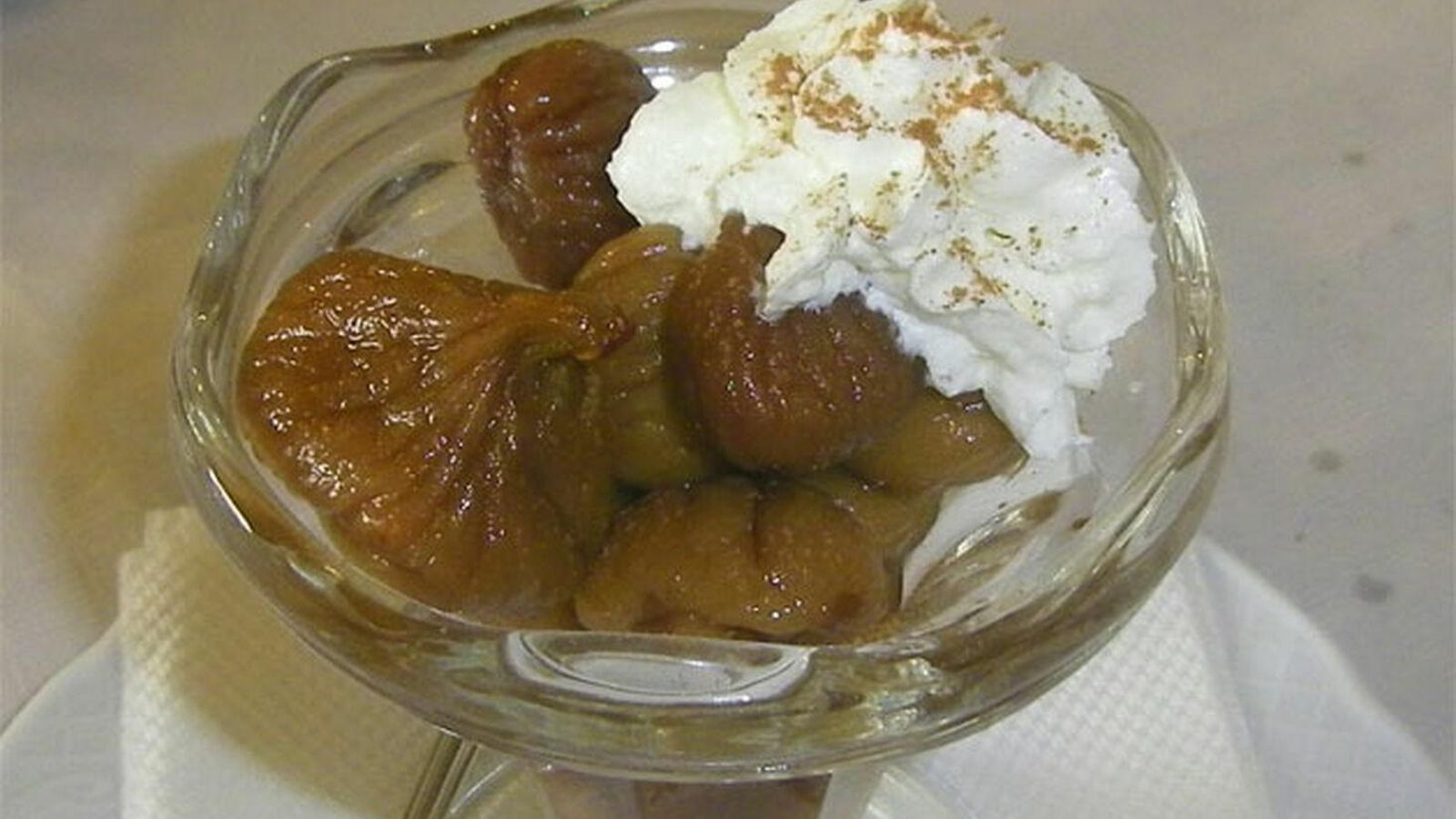 Postre de castañas con nata.l