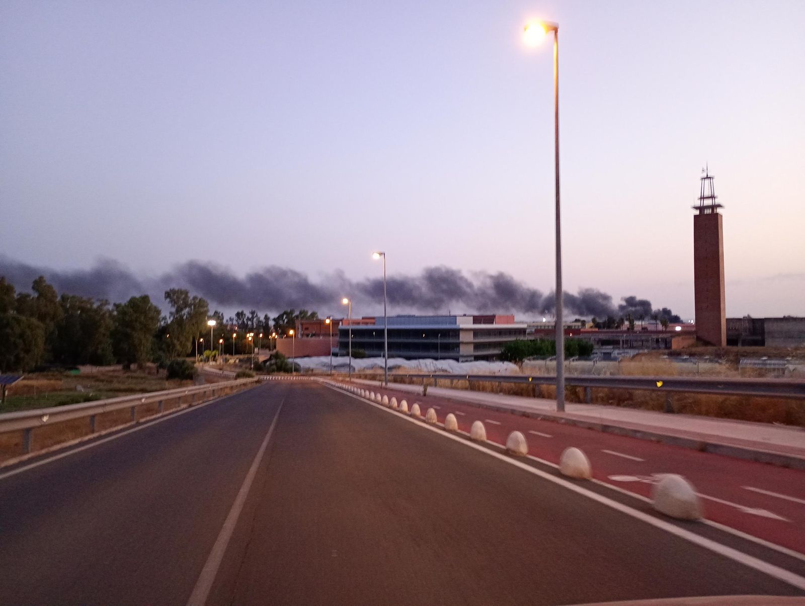 Una columna de humo cerca de la Universidad Pablo de Olavide.