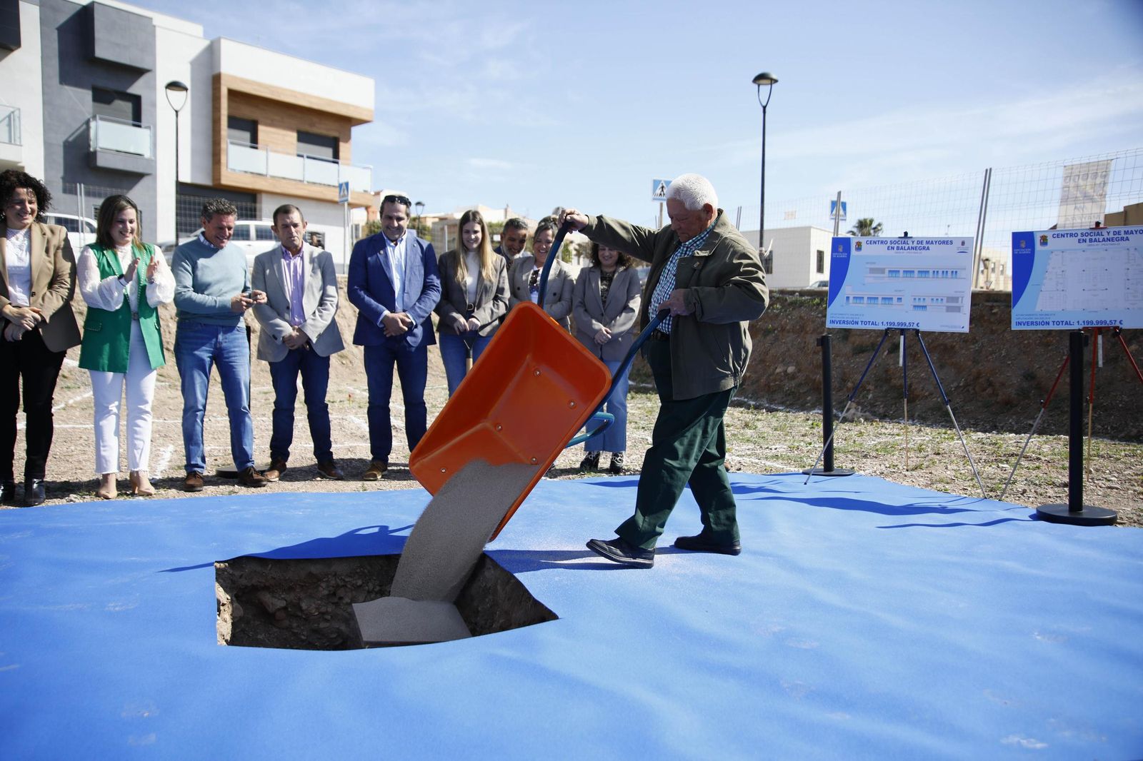 Las imágenes de la primera piedra del Centro de mayores en Balanegra