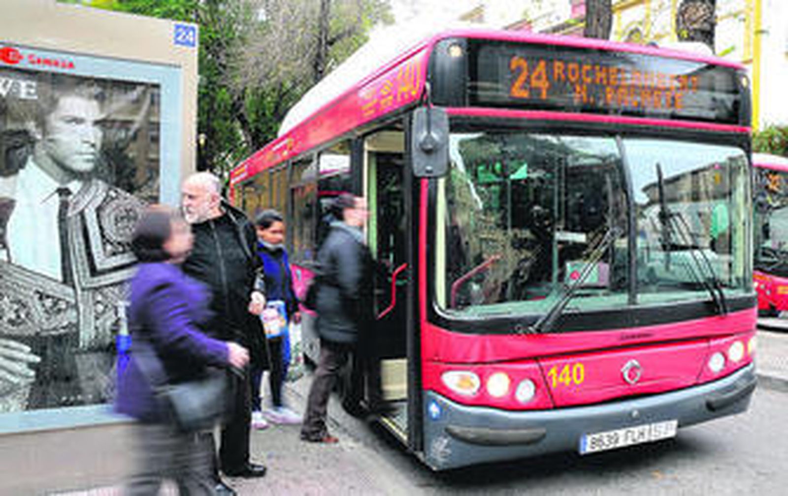 Varios usuarios de un autobús de la línea de Tussam que conecta las barriadas de Palmete y Rochelambert.