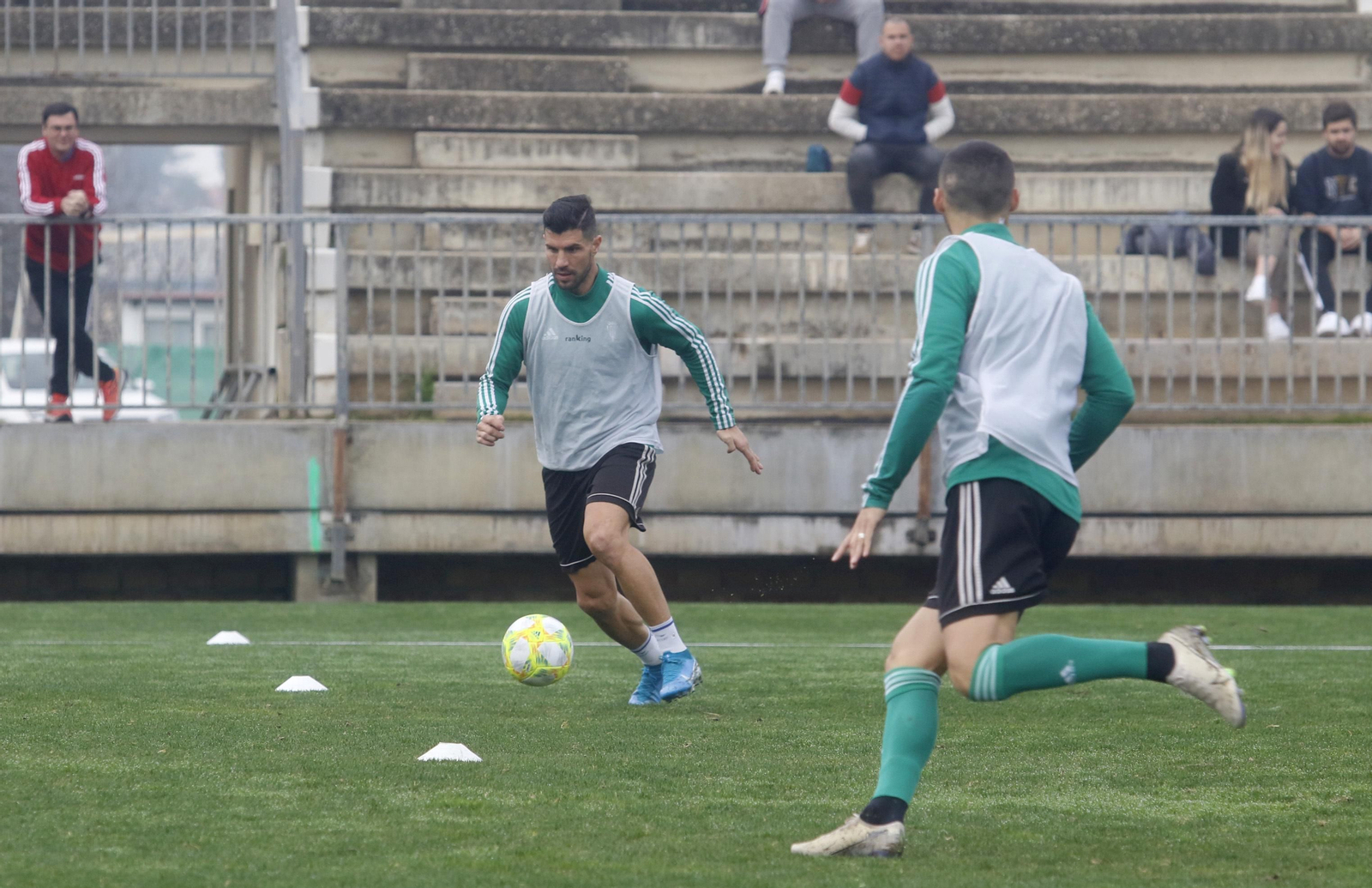 Willy controla el balón ante Moutinho en un entrenamiento en la Ciudad Deportiva. Willy controla el balón ante Moutinho en un entrenamiento en la Ciudad Deportiva.