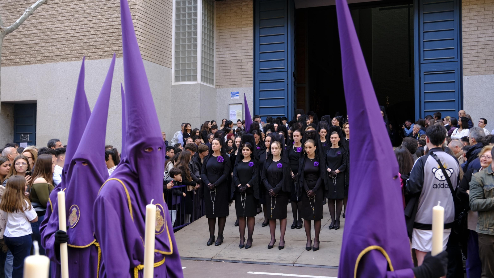 Pasión vuelve a su Iglesia de Santa Teresa azotada por la lluvia