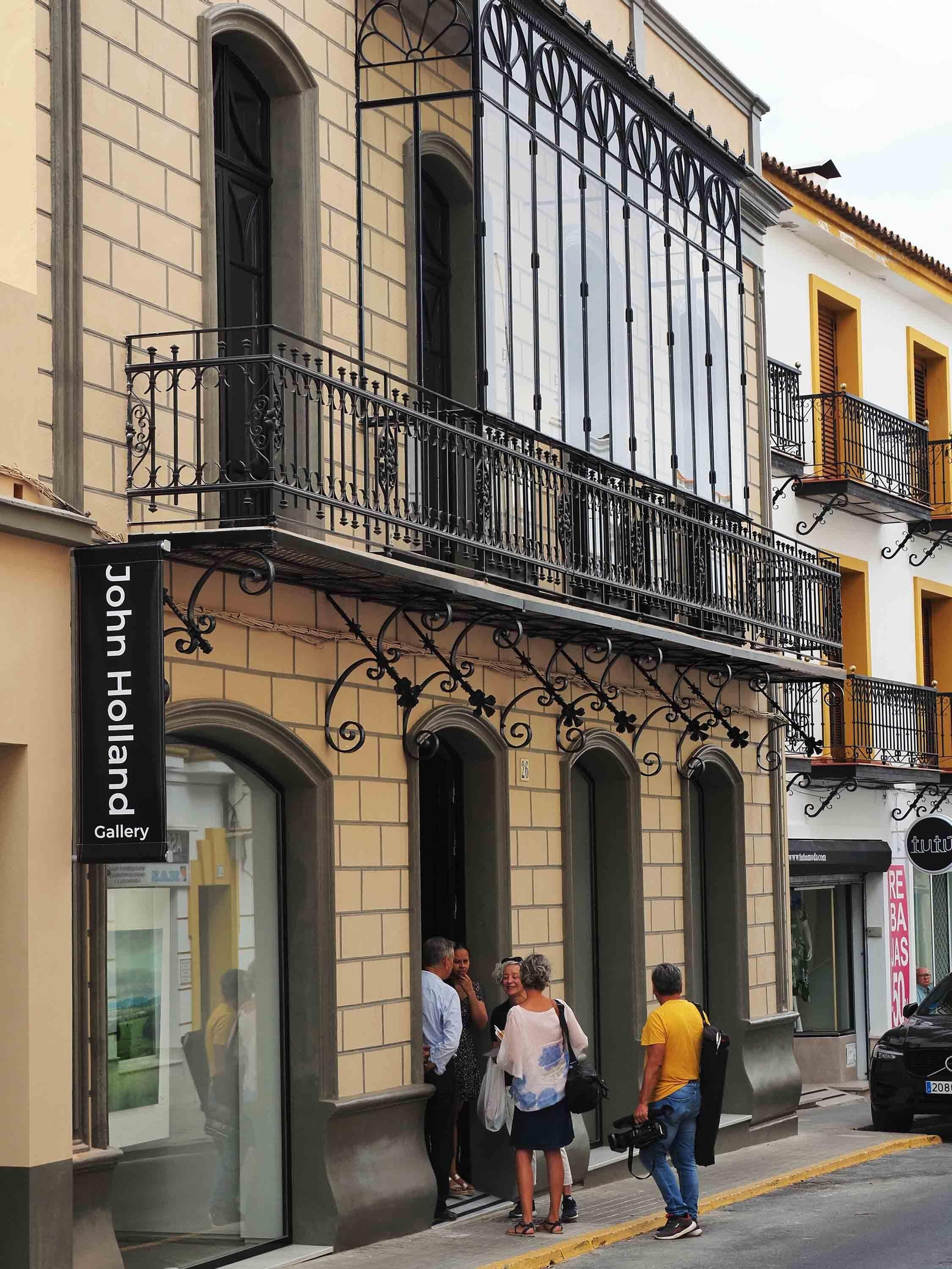 Enrique Romero Santana regresa a Lepe y pone en marcha la primera galería de arte de la ciudad.