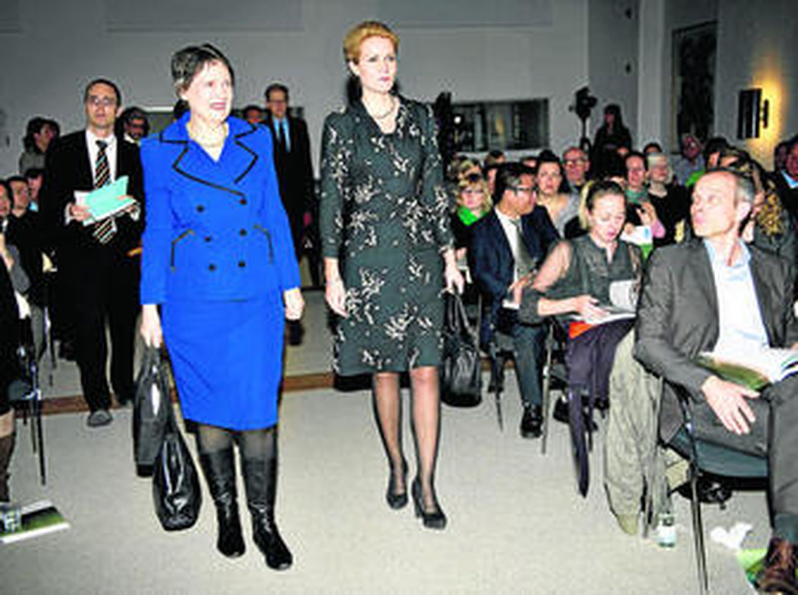 La primera ministra danesa (izqda.) y la directora del programa de la ONU se dirigen a la presentación del informe.