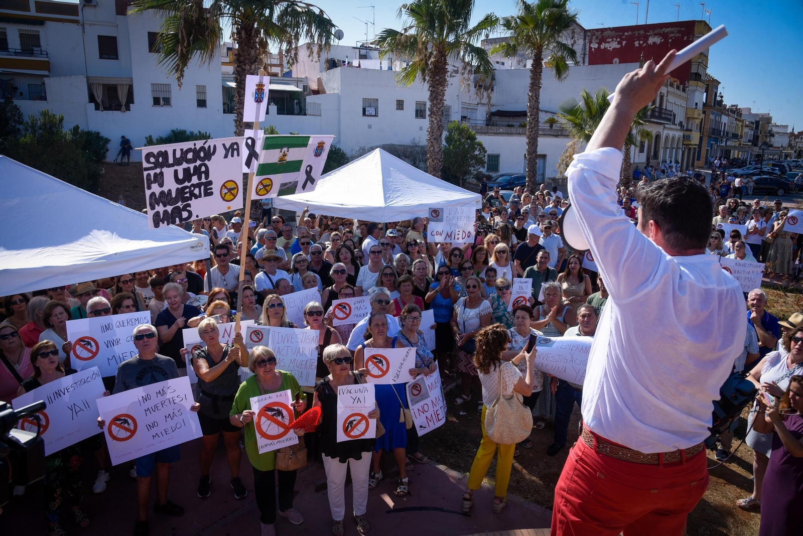 Protesta contra el virus del Nilo en La Puebla del Río.
