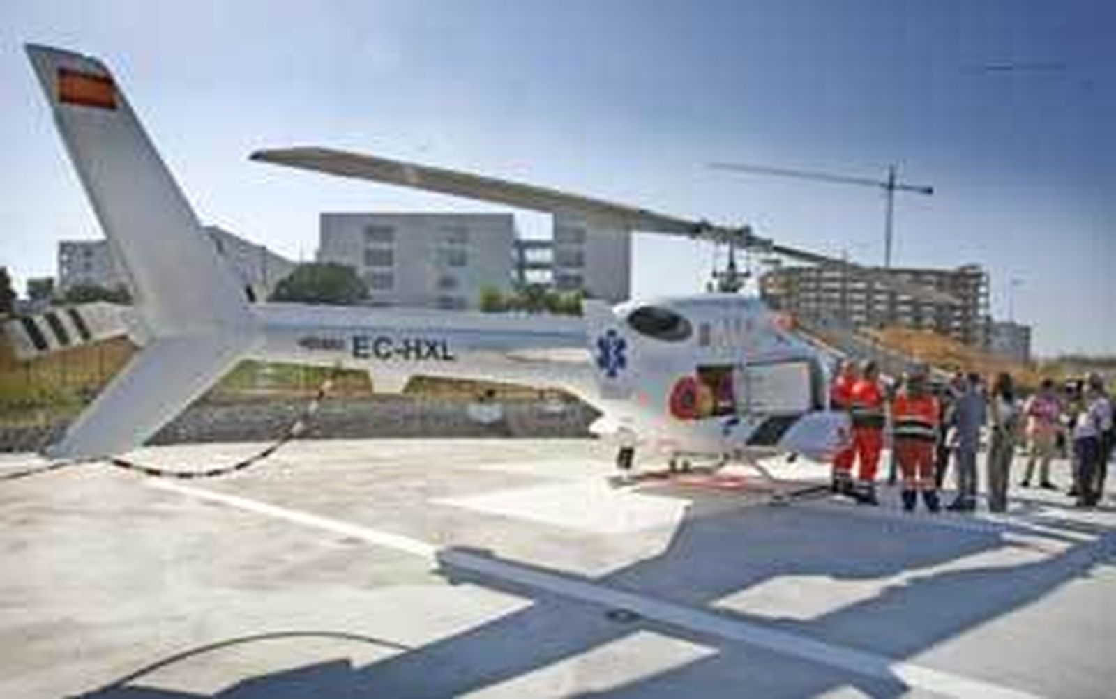 El helicóptero del 061 el pasado julio en el nuevo helipuerto ubicado en el hospital. /Pascual