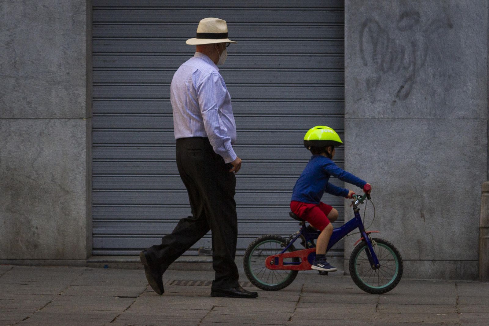 La actividad física es esencial frente al sobrepeso. Un niño pasea en bici con un familiar.