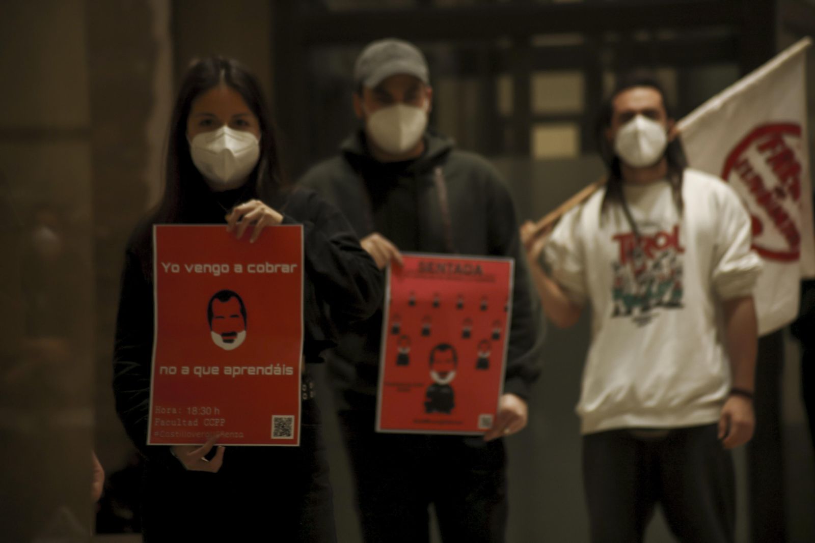 Sentada y pegada de carteles contra la "mala praxis" de un profesor de la UGR