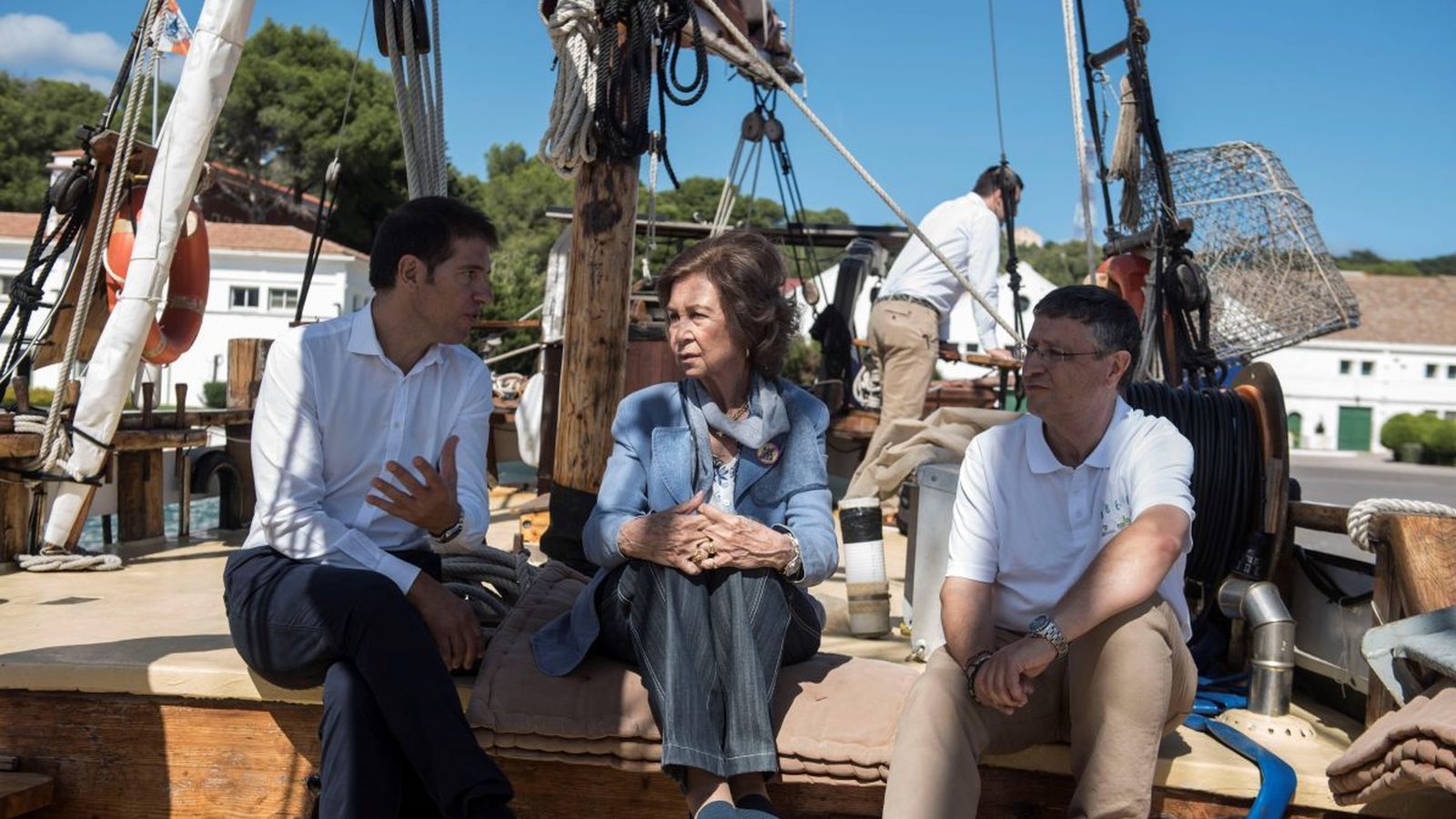 La Reina conversa con directivos de la iniciativa