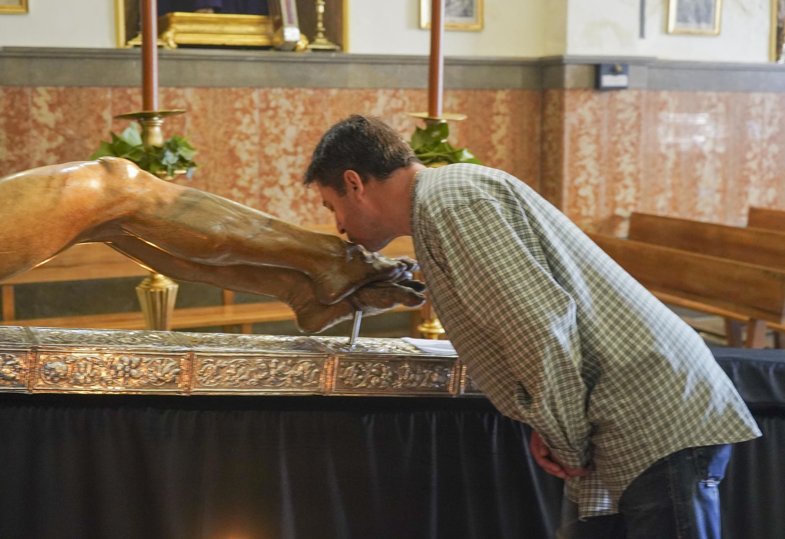 El besapiés al Cristo de San Agustín, en imágenes