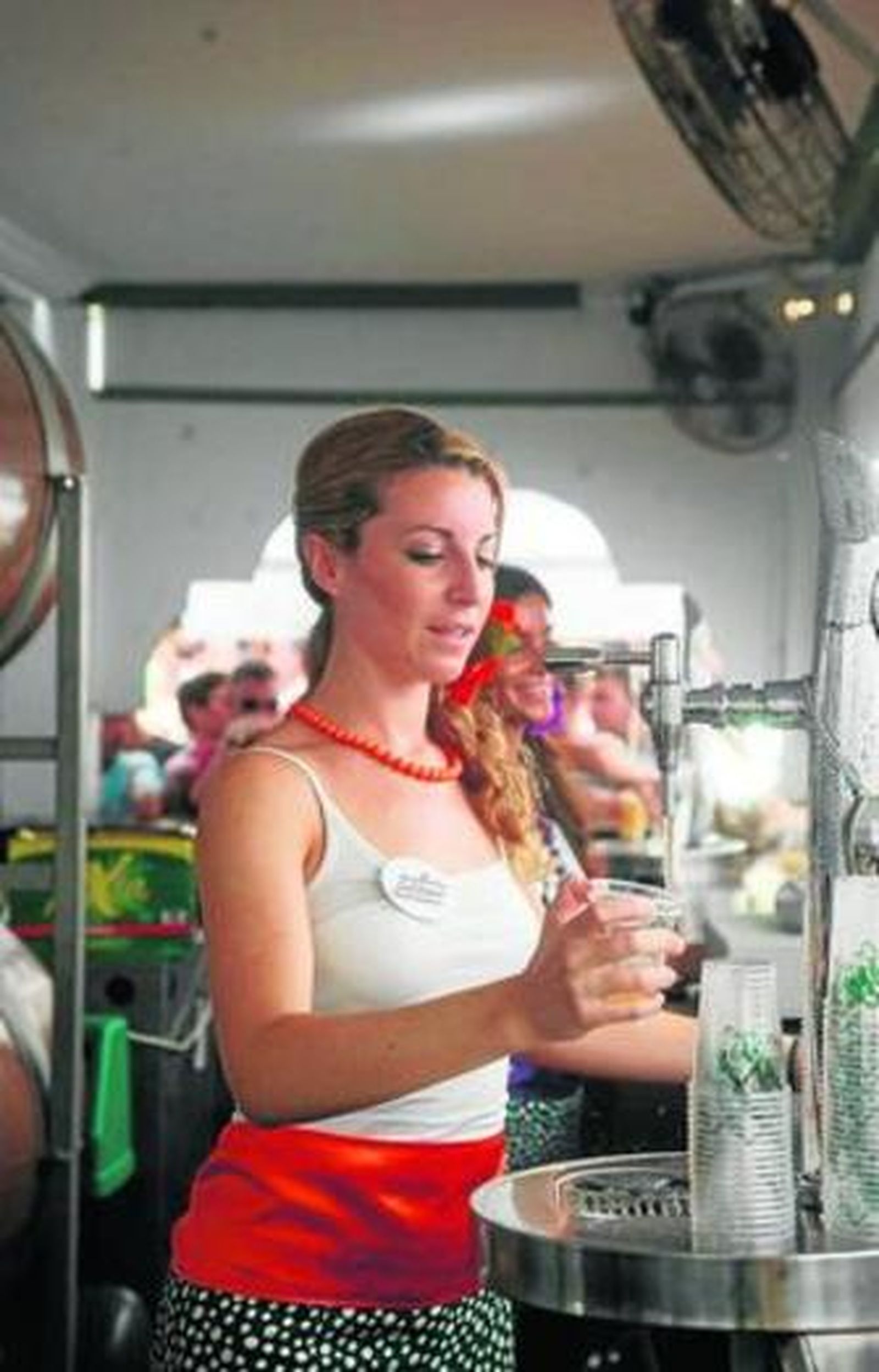 Una camarera trabaja en la pasada feria de Málaga.