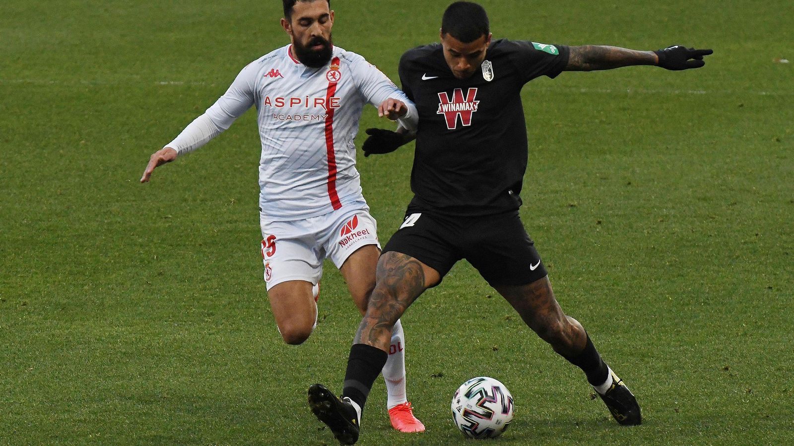 Kenedy pugna con el local Carlos Bravo por la posesión del balón.
