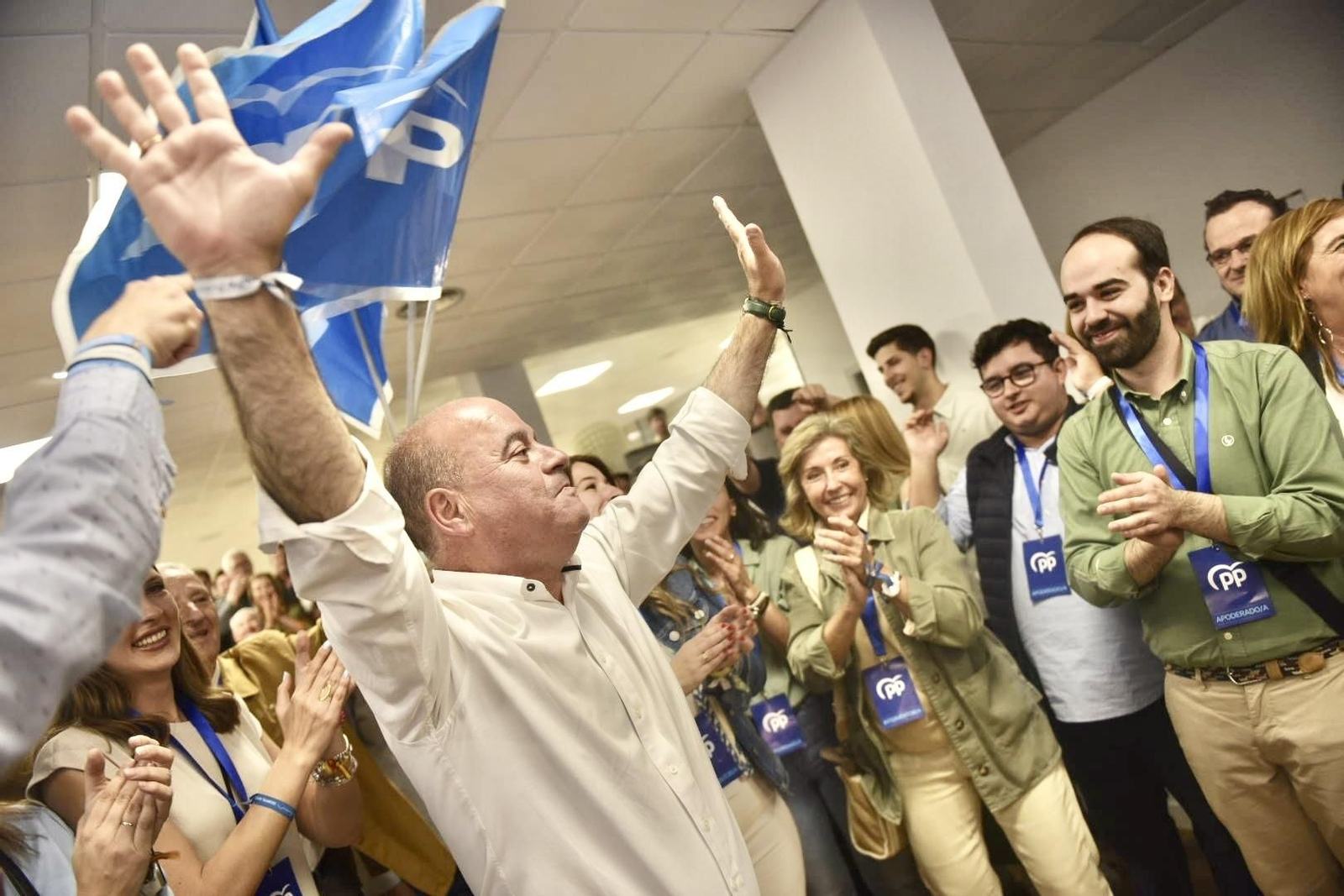 Manuel Barón celebrando la victoria junto a los simpatizantes en la sede el PP. Manuel Barón celebrando la victoria junto a los simpatizantes en la sede el PP.