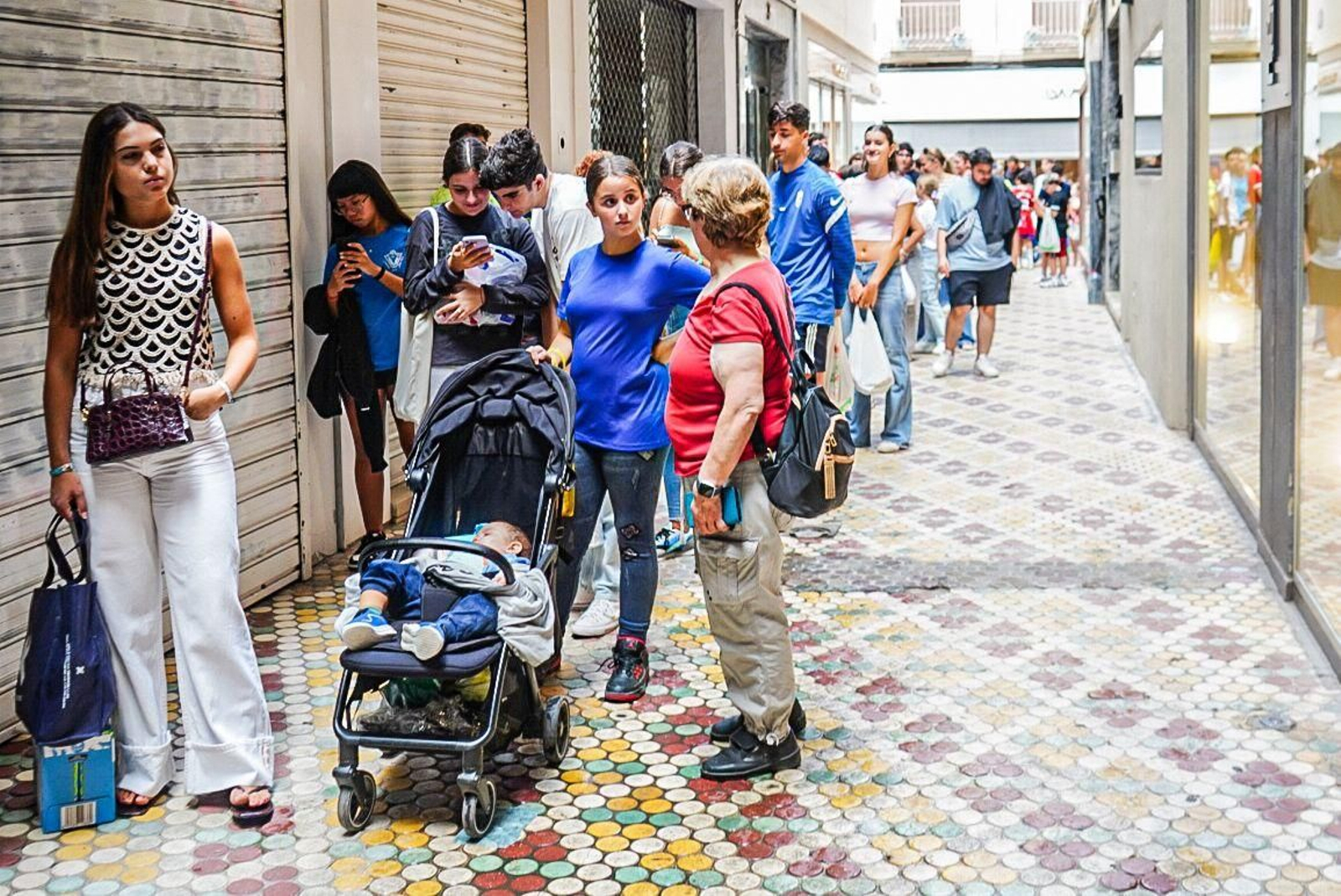 Saiko forma colas de solidaridad en Granada: las imágenes