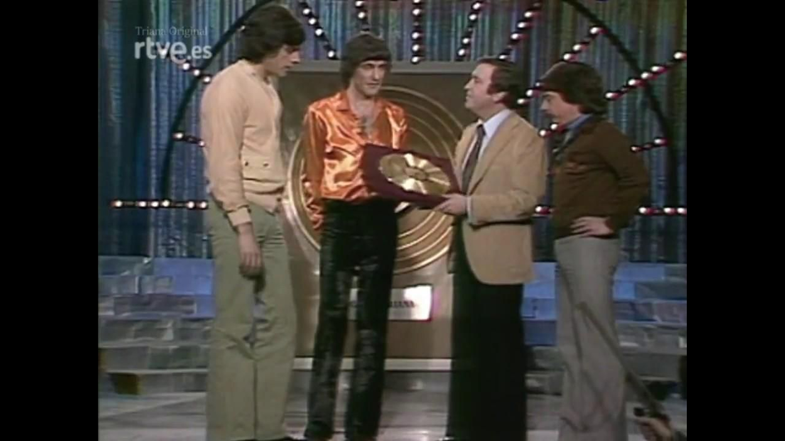 José Luis Uribarri entrega el disco de oro a Triana en 'Aplauso'