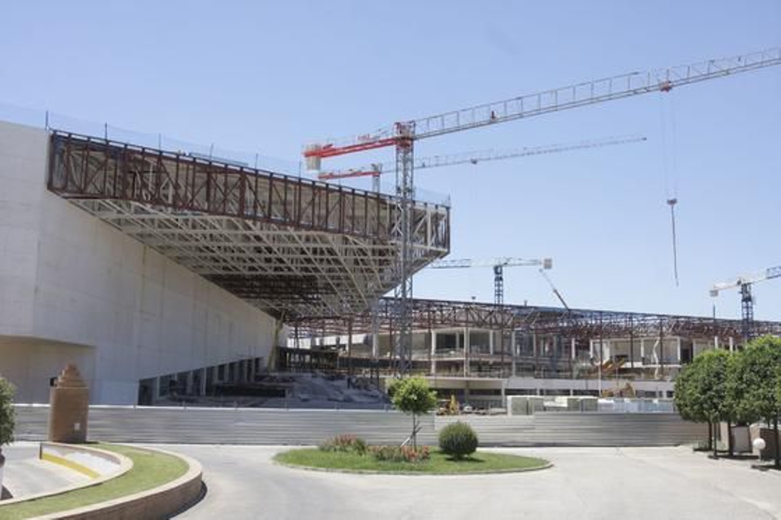 Alfredo Sánchez Monteseirín visita las obras de ampliación del Palacio de Exposiciones y Congresos.  Foto: José Ángel García