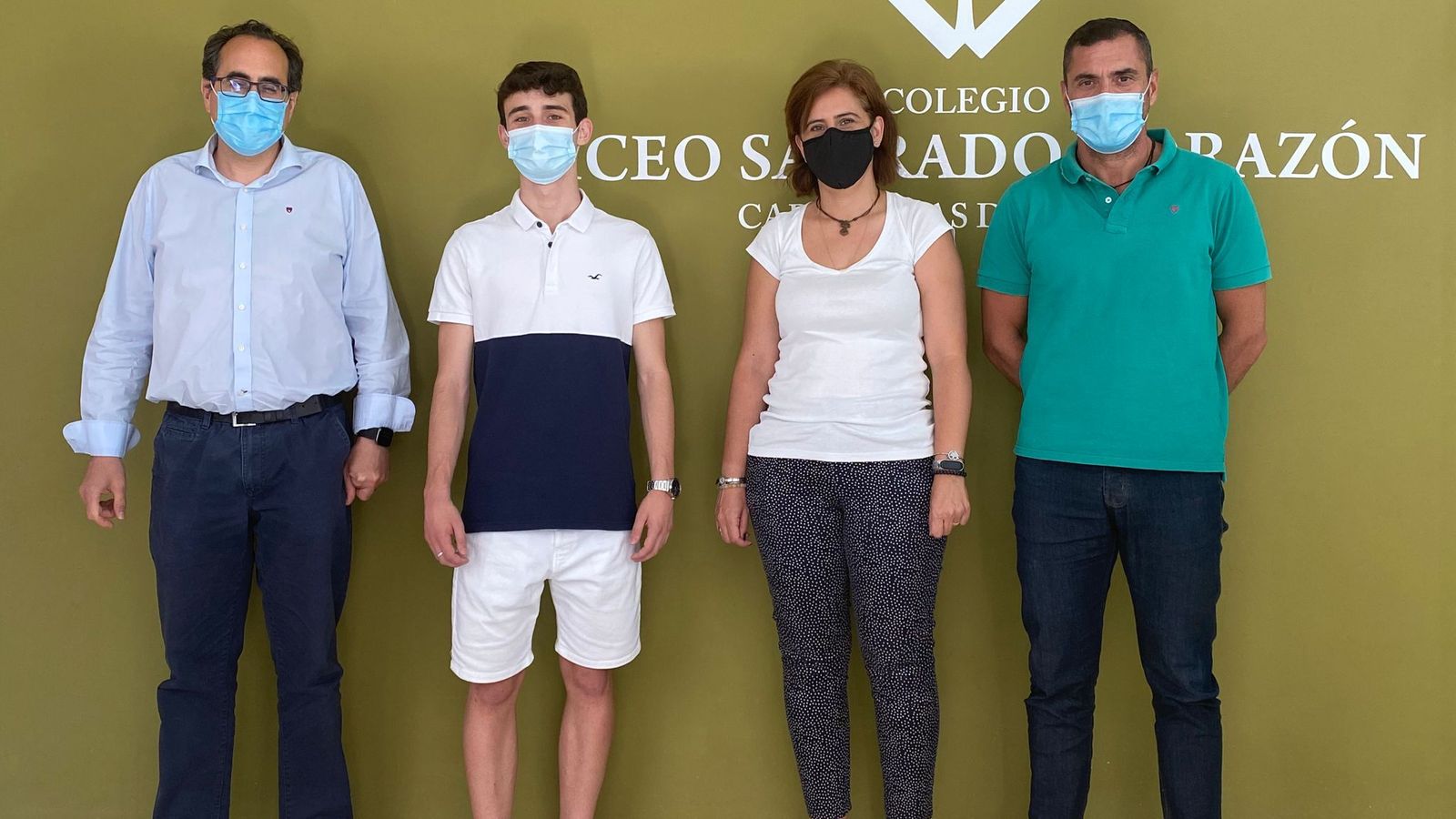 En las fotos, Fernando Posada junto al director del centro, el jefe de estudios y la directora pedagógica.