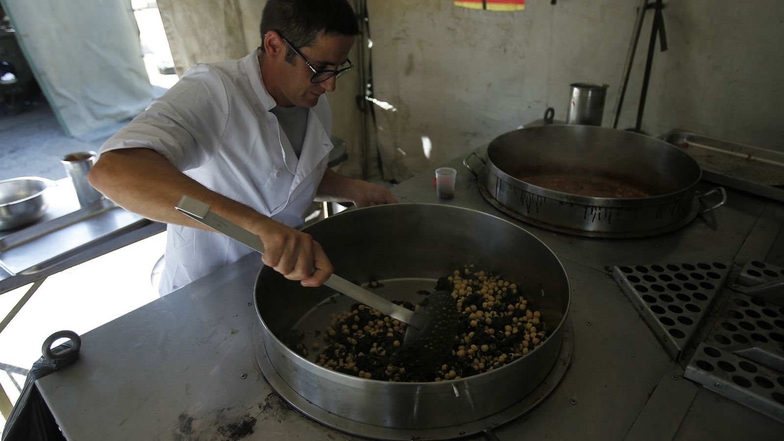 Uno de los participantes elabora espinacas con garbanzos.