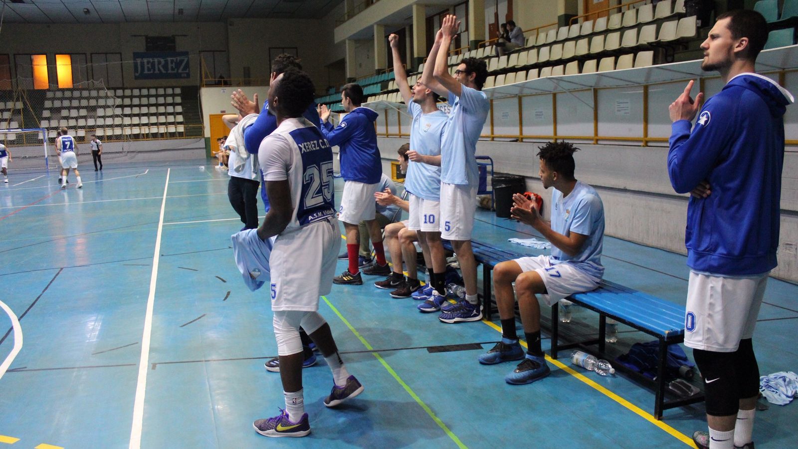El banquillo del Basket XCD, celebrando una canasta contra el Coria.