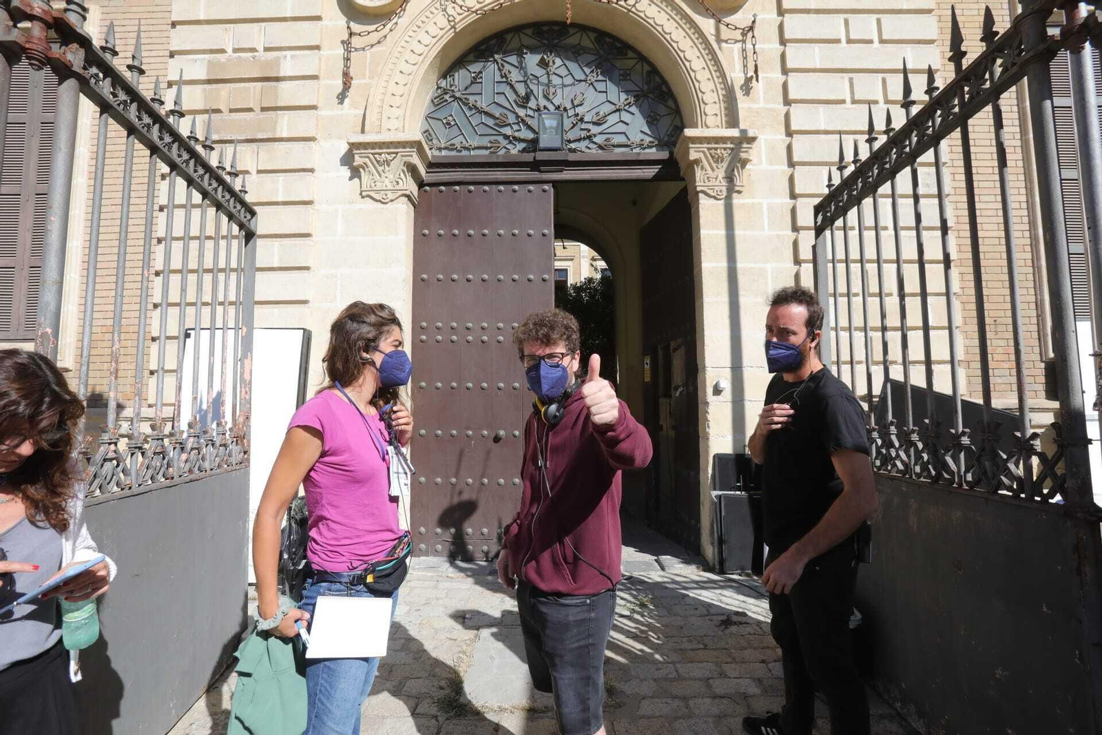 Juan Miguel del Castillo con parte de su equipo, este lunes, en el inicio del rodaje 'La maniobra de la tortuga' en Jerez. Juan Miguel del Castillo con parte de su equipo, este lunes, en el inicio del rodaje 'La maniobra de la tortuga' en Jerez.