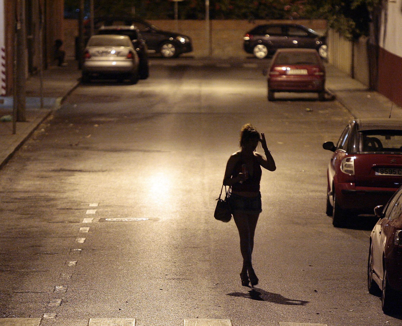 Una prostituta pasea por la calle Luis Belmonte, en una imagen de archivo.