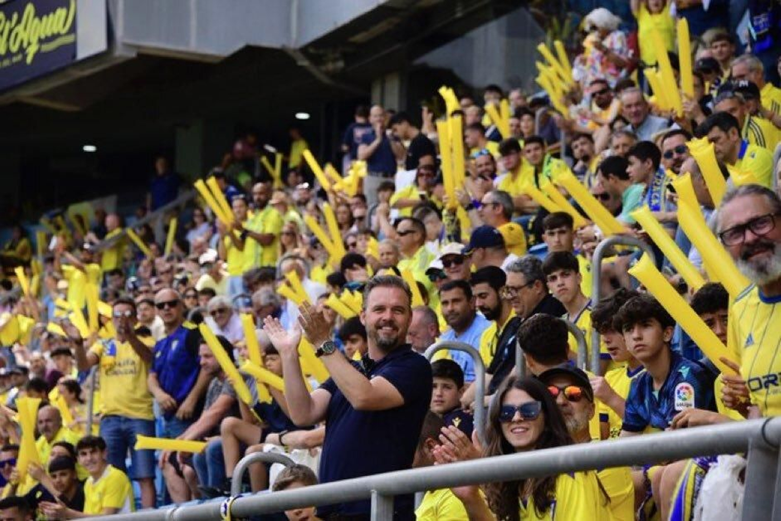 Aficionados del Cádiz con aplaudidores en uno de los últimos partidos en casa.