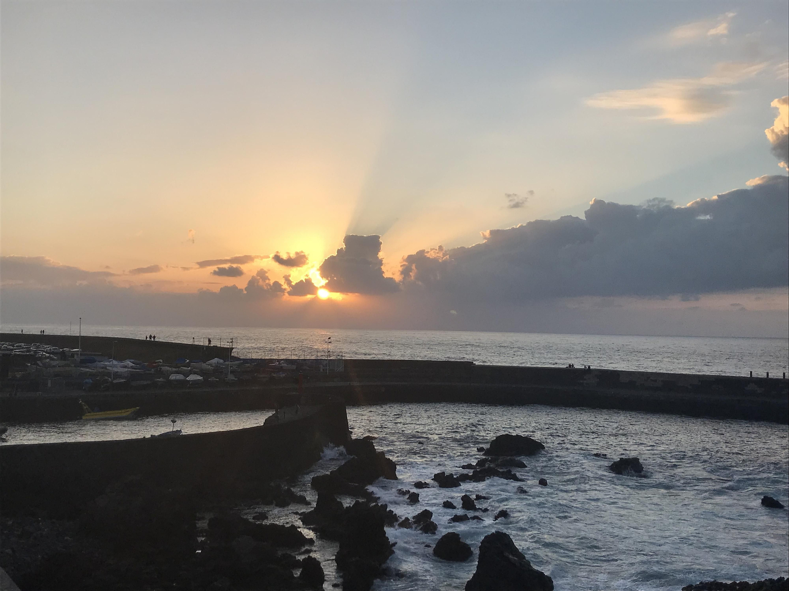 33. Atardecer visto desde el paeo marítimo de Puerto de la Cruz.