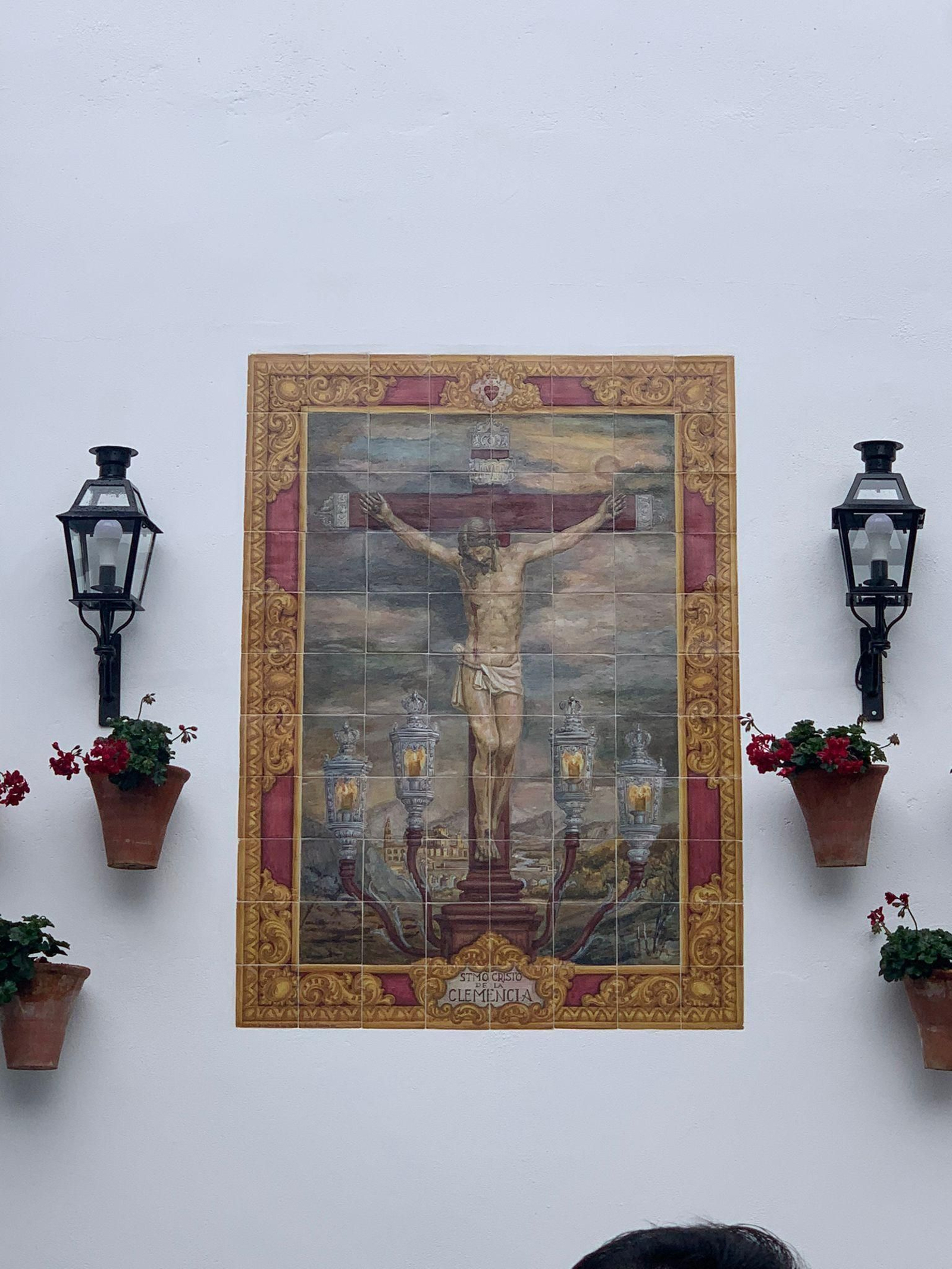 El retablo cerámico bendecido del Santísimo Cristo de la Clemencia. El retablo cerámico bendecido del Santísimo Cristo de la Clemencia.