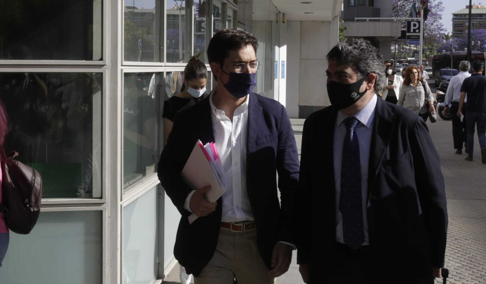 Luis Paniagua y su abogado entrando en el edificio Noga