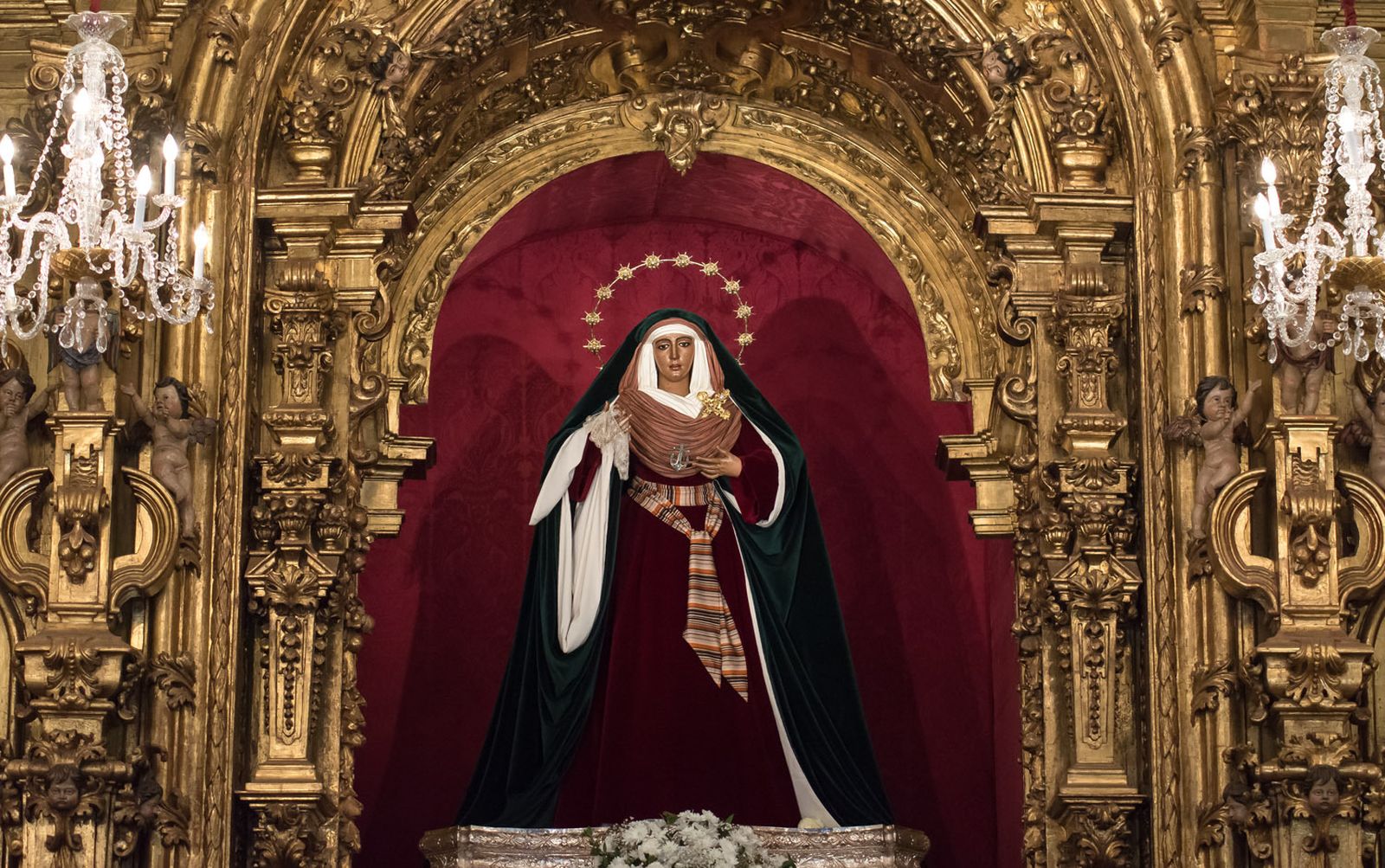 La Esperanza anuncia la cuaresma en Triana, vestida de hebrea