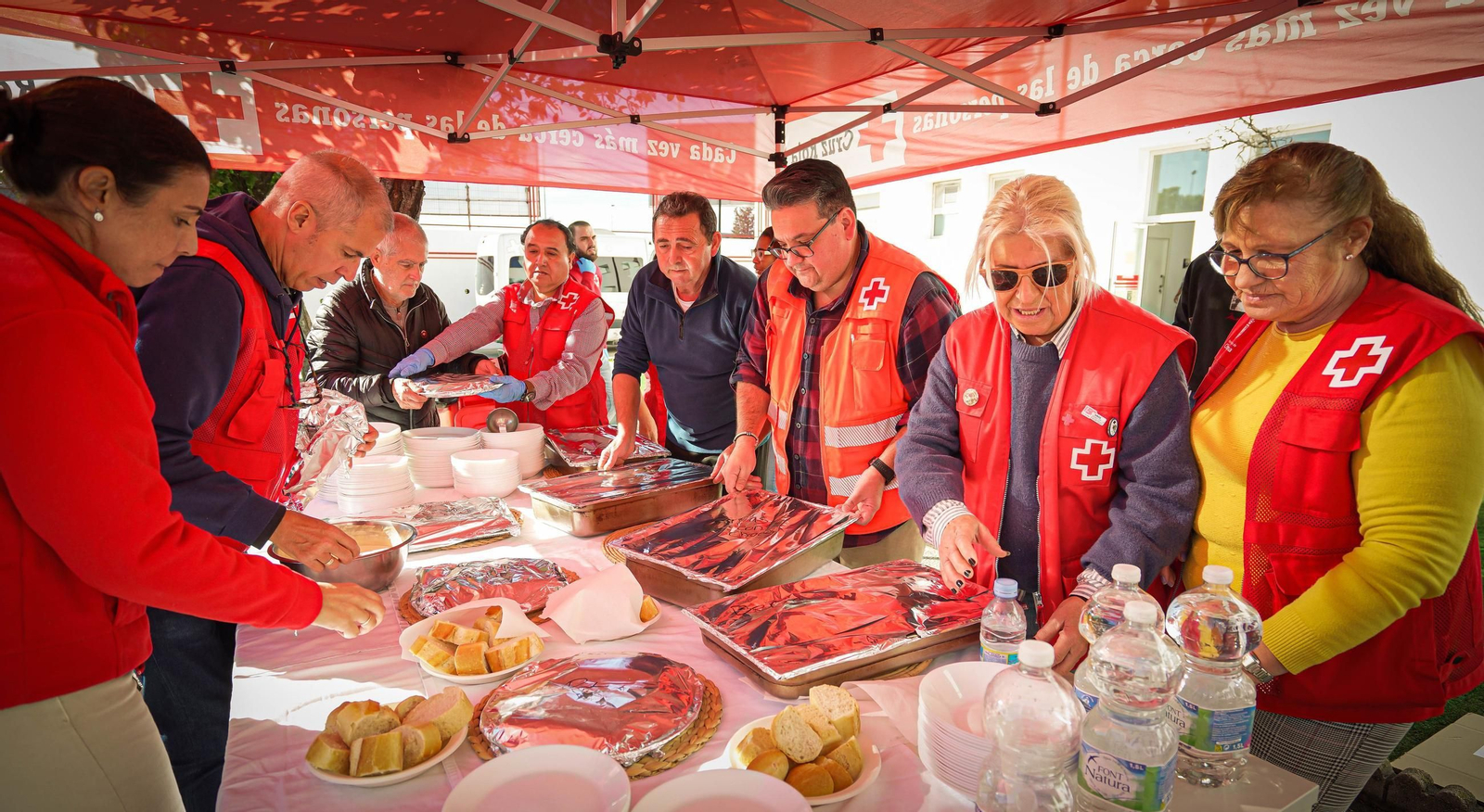 Imágenes del almuerzo navideño de Cruz Roja Jerez y Hacedores Cádiz para personas sin hogar