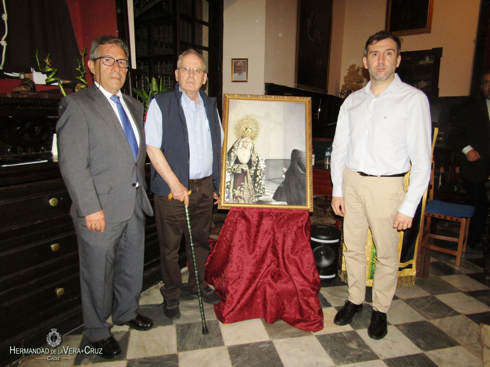 El hermano mayor de Vera-Cruz, el director espiritual de la hermandad y el pintor José María Gallardo.