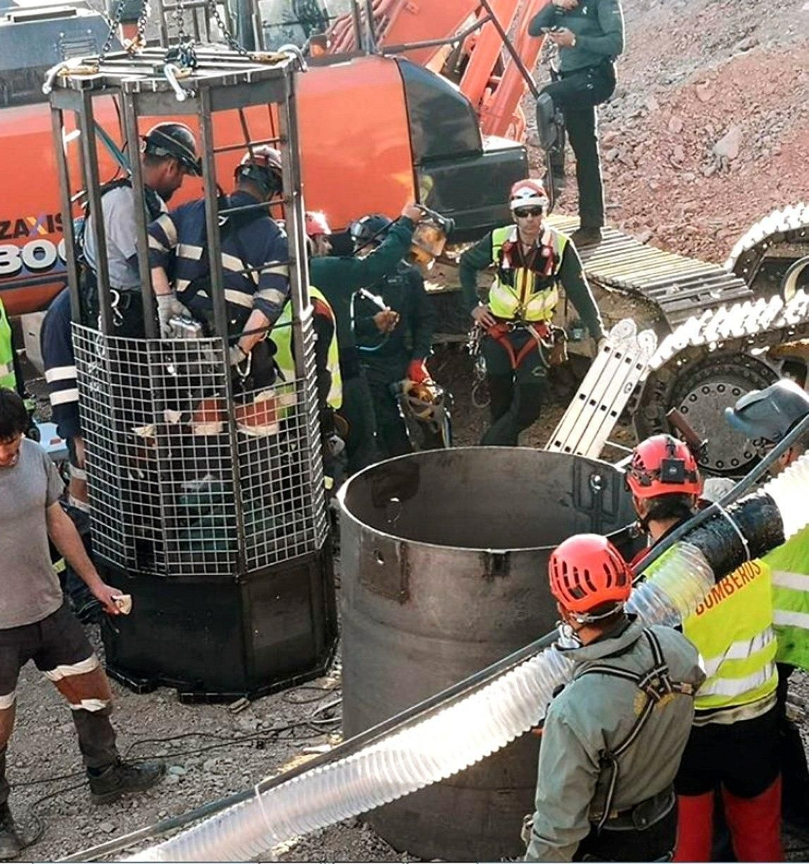 Los mineros en el momento de entrar al pozo. Los mineros en el momento de entrar al pozo.