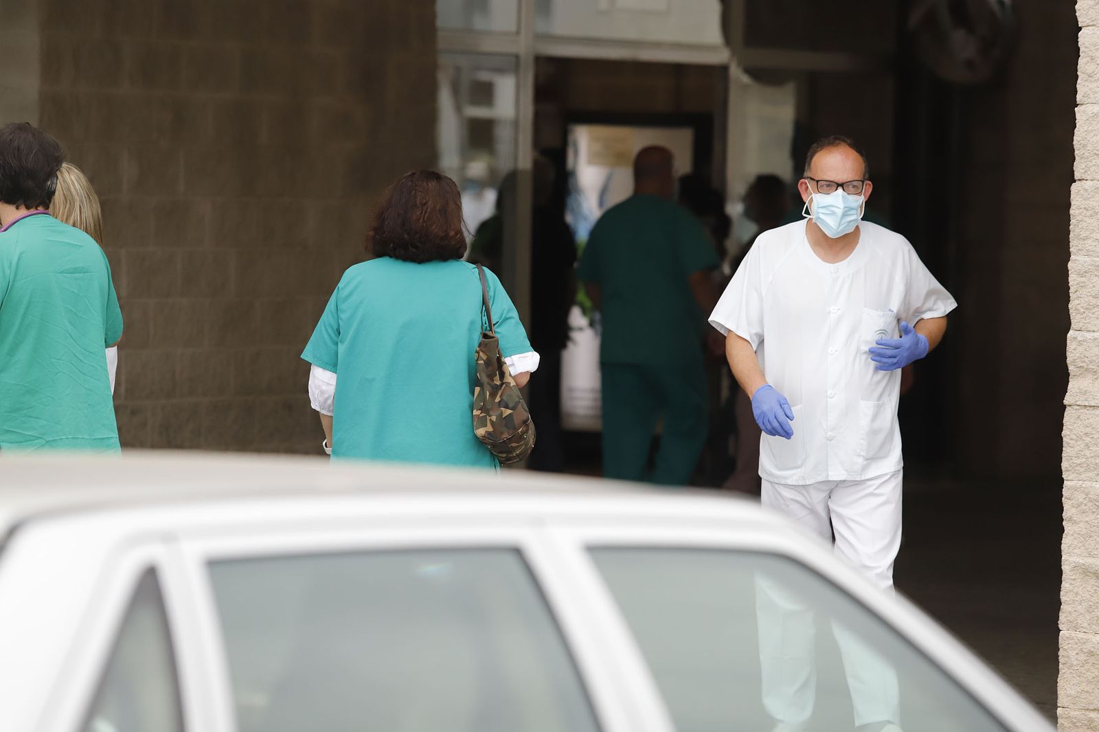 Sanitarios en las inmediaciones del hospital Juan Ramón Jiménez.