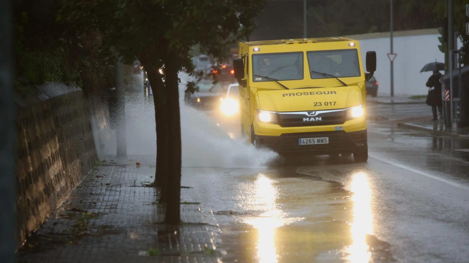 La calle Arcos anegada por el agua caída durante las últimas horas