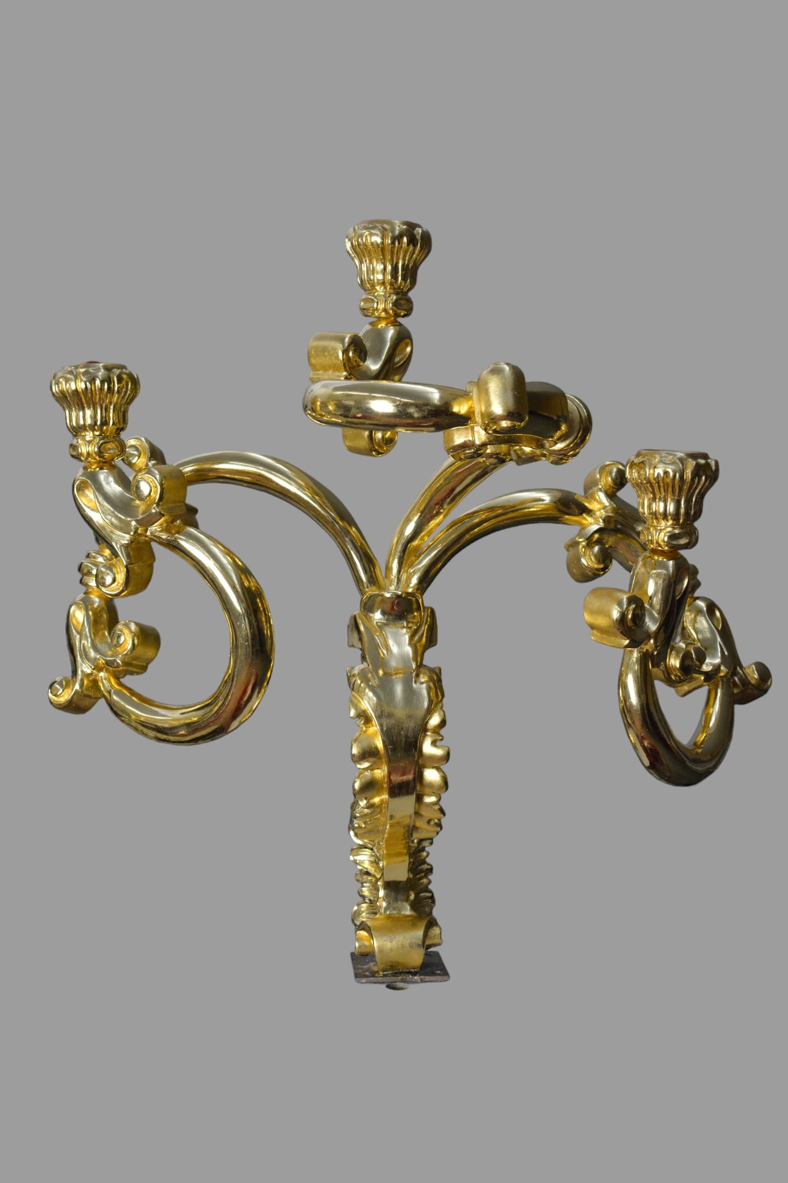 El dorado de los mecheros de la peana