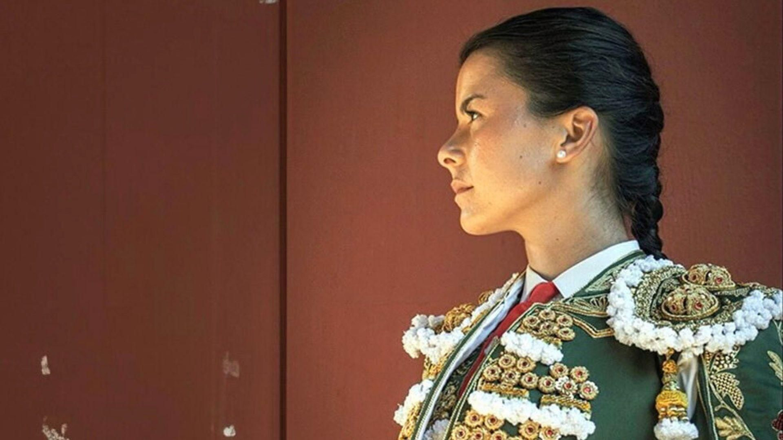 Miriam Cabas, la novillera de Los Barrios con un terno verde y oro.